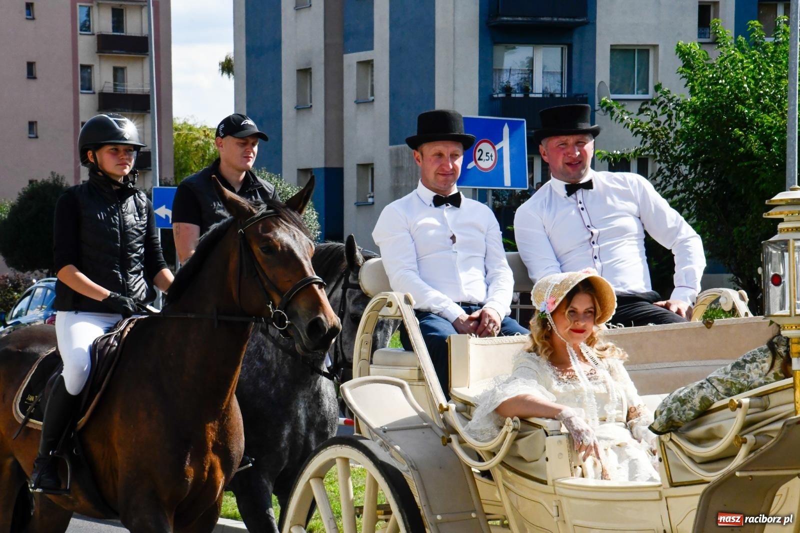Zdjęcie w galerii na portalu naszraciborz.pl: Hubertus na Ostrogu. Konna parada przeszła ulicami Raciborza [FOTO i WIDEO] wiadomości z regionu