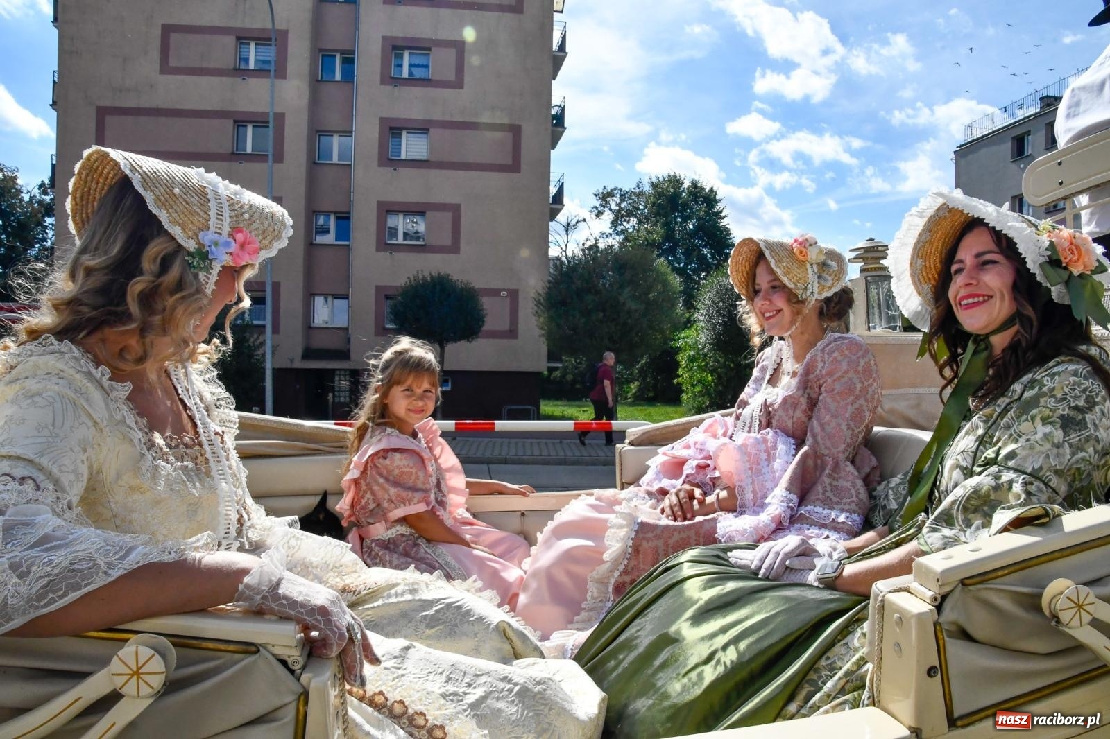 Zdjęcie w galerii na portalu naszraciborz.pl: Hubertus na Ostrogu. Konna parada przeszła ulicami Raciborza [FOTO i WIDEO] wiadomości z regionu