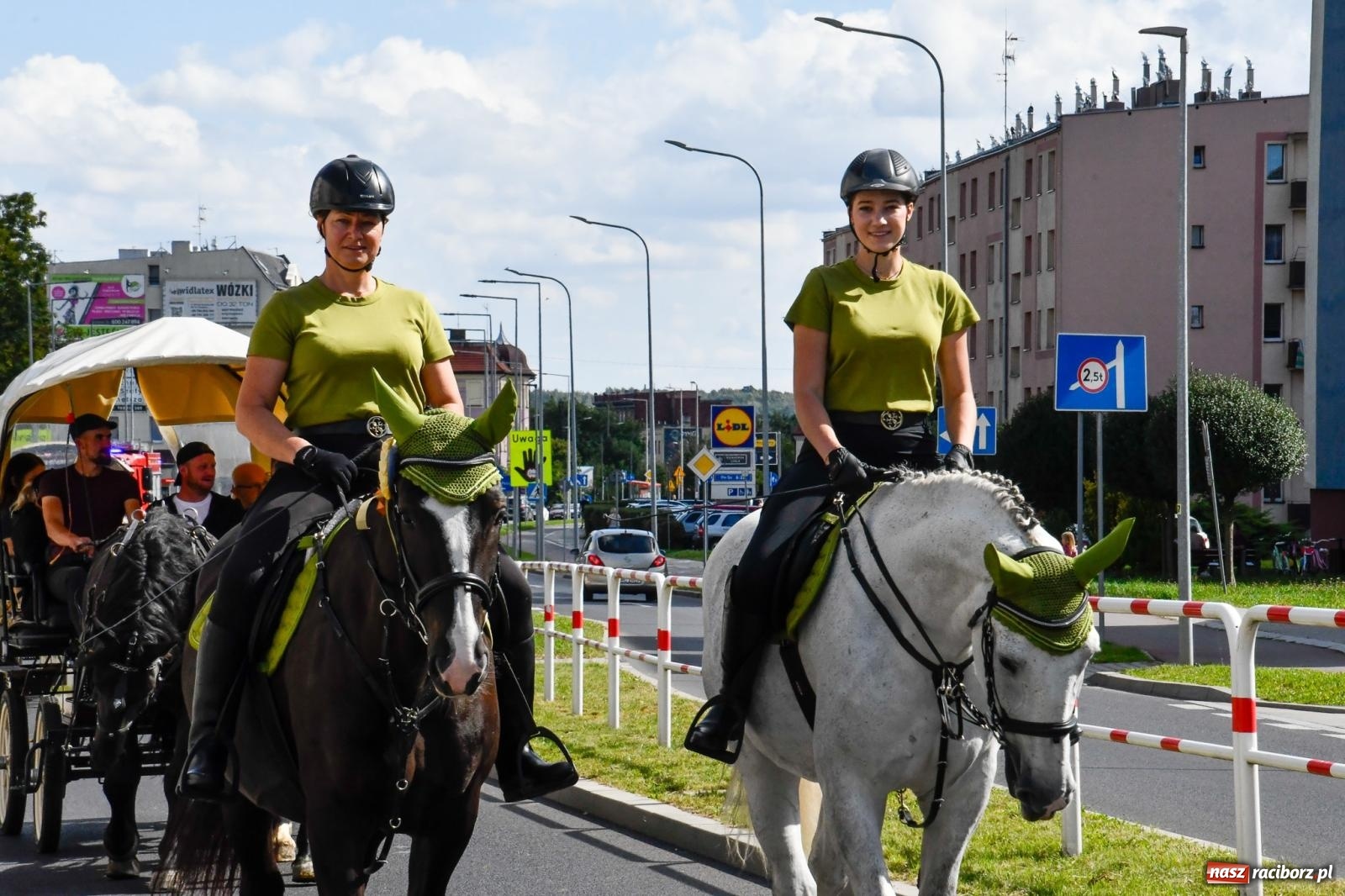 Zdjęcie w galerii na portalu naszraciborz.pl: Hubertus na Ostrogu. Konna parada przeszła ulicami Raciborza [FOTO i WIDEO] wiadomości z regionu
