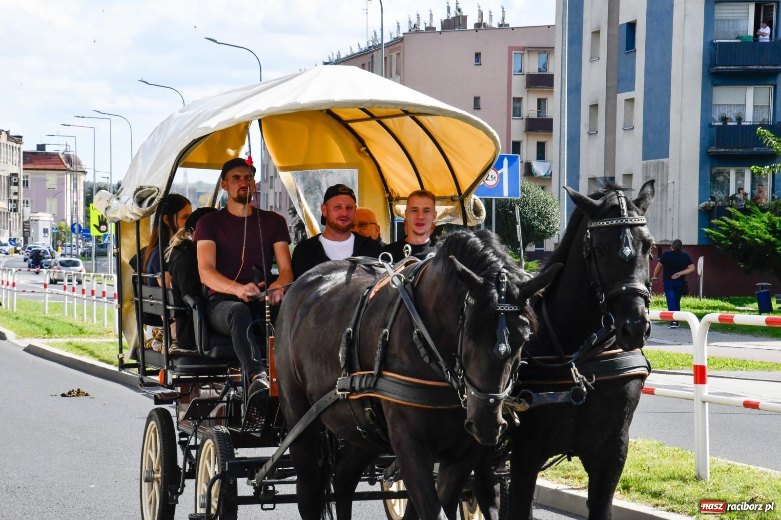 Zdjęcie w galerii na portalu naszraciborz.pl: Hubertus na Ostrogu. Konna parada przeszła ulicami Raciborza [FOTO i WIDEO] wiadomości z regionu
