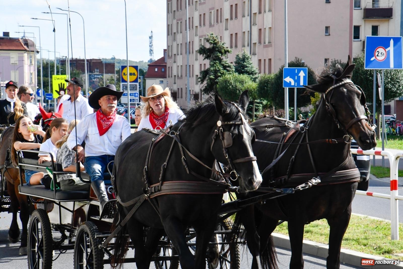 Zdjęcie w galerii na portalu naszraciborz.pl: Hubertus na Ostrogu. Konna parada przeszła ulicami Raciborza [FOTO i WIDEO] wiadomości z regionu