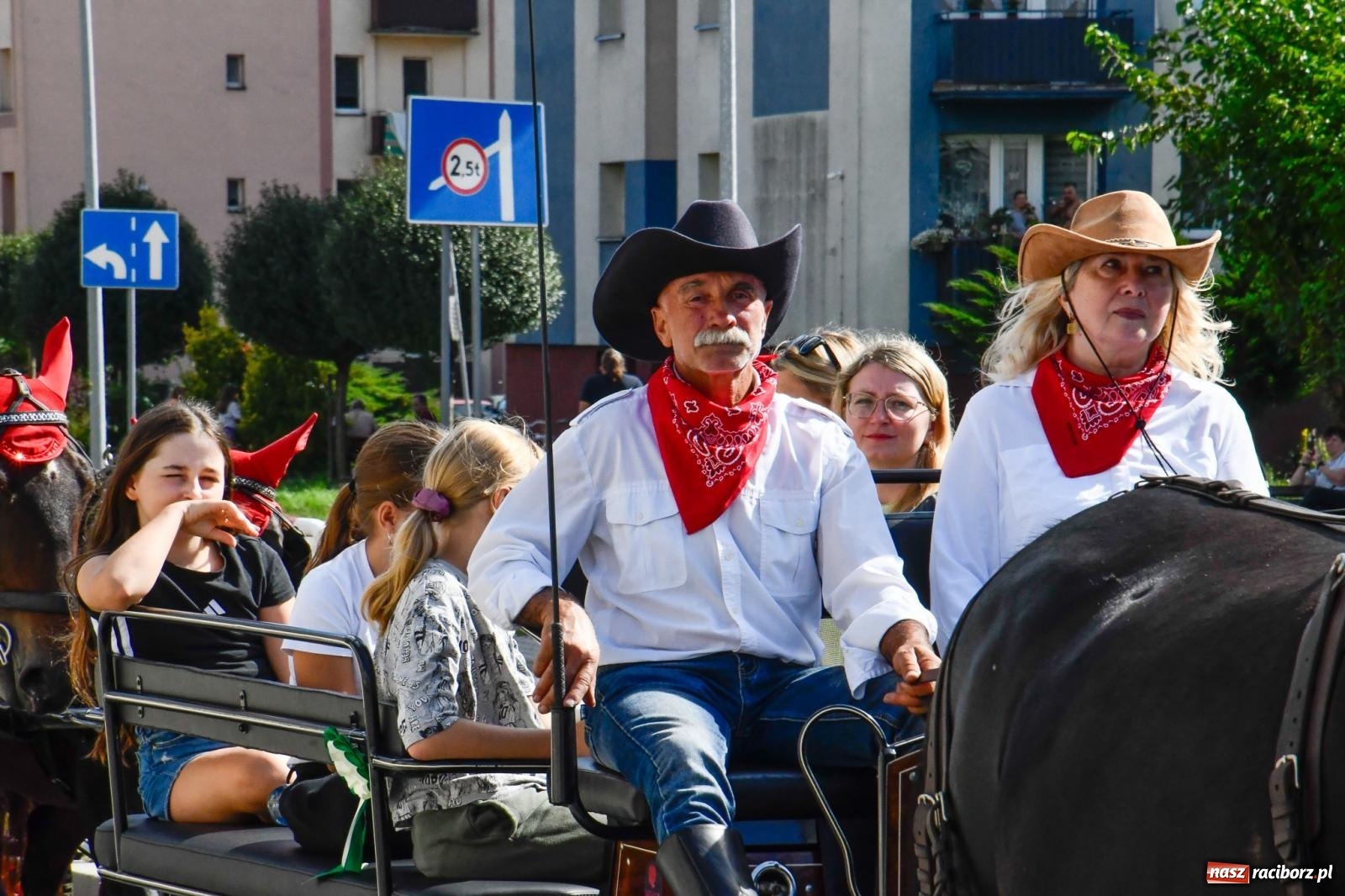 Zdjęcie w galerii na portalu naszraciborz.pl: Hubertus na Ostrogu. Konna parada przeszła ulicami Raciborza [FOTO i WIDEO] wiadomości z regionu