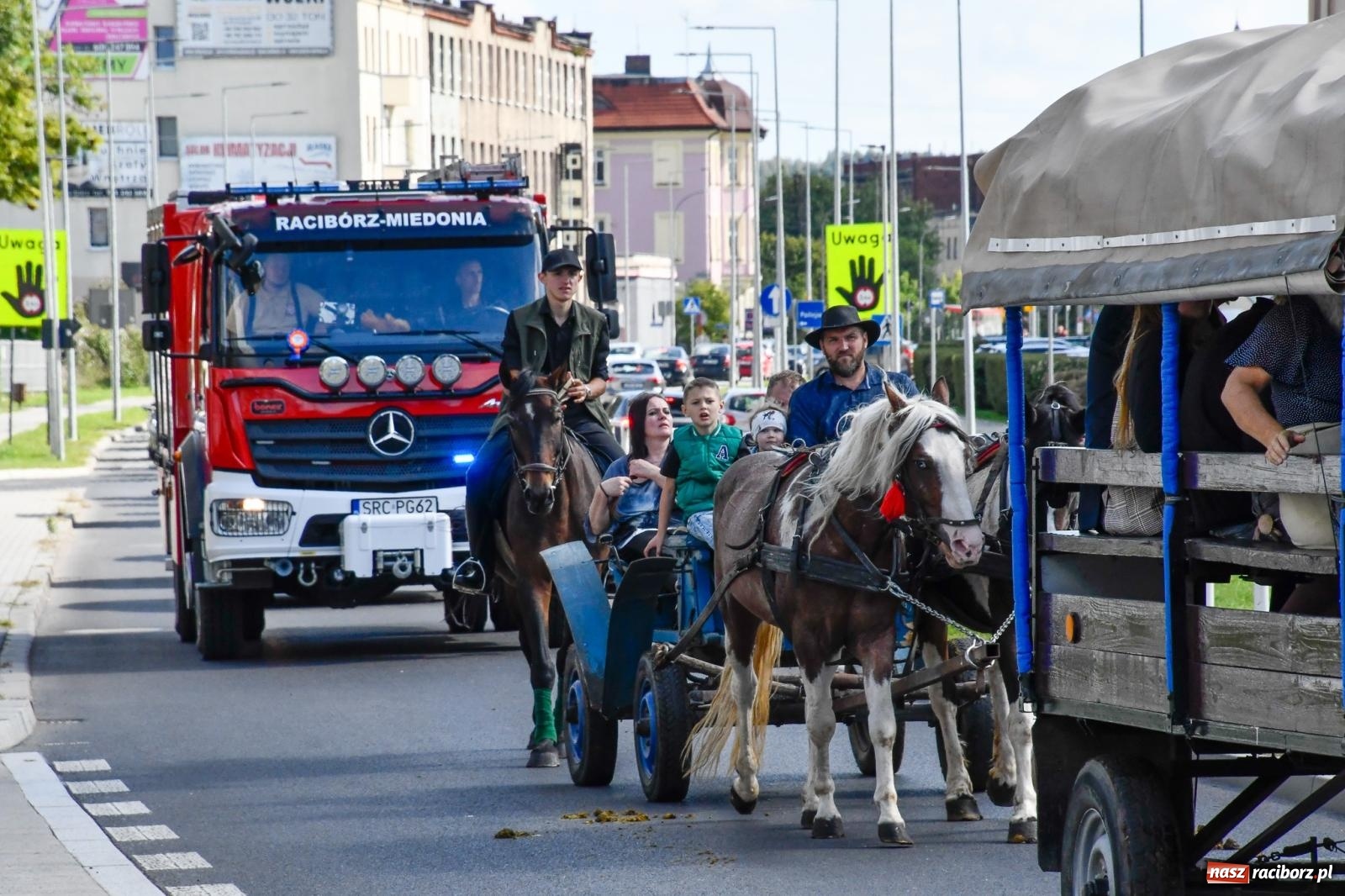 Zdjęcie w galerii na portalu naszraciborz.pl: Hubertus na Ostrogu. Konna parada przeszła ulicami Raciborza [FOTO i WIDEO] wiadomości z regionu