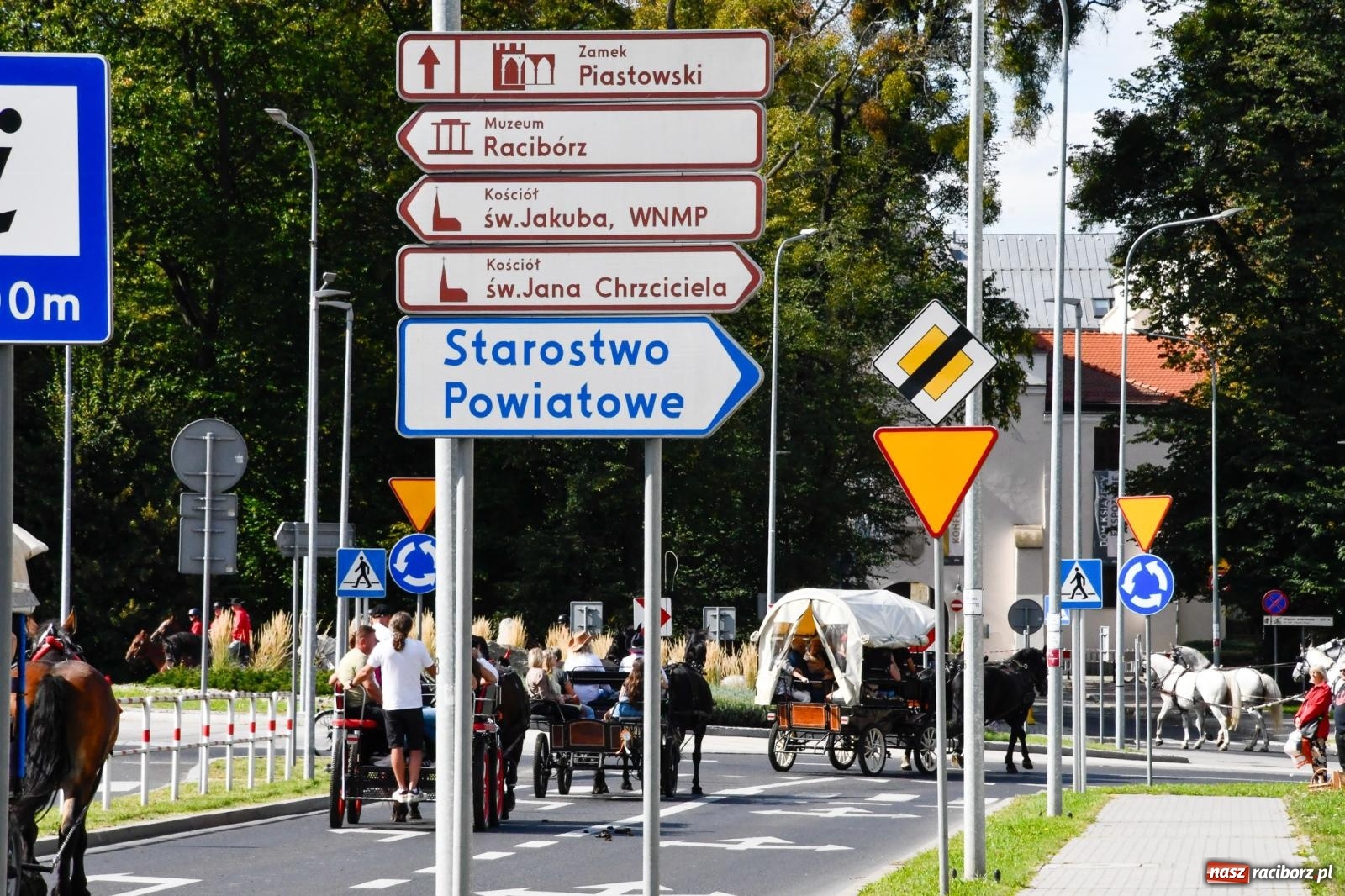 Zdjęcie w galerii na portalu naszraciborz.pl: Hubertus na Ostrogu. Konna parada przeszła ulicami Raciborza [FOTO i WIDEO] wiadomości z regionu