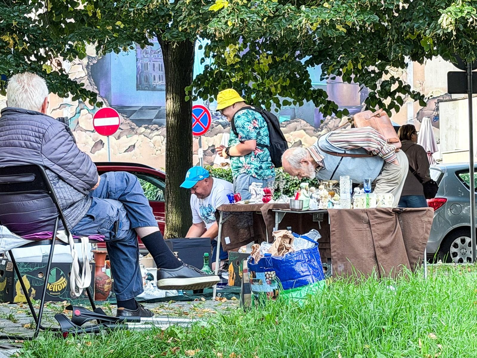 Zdjęcie w galerii na portalu naszraciborz.pl: Migawki z raciborskiego targu staroci. Pogoda dopisała, wystawcy nie bardzo wiadomości z regionu