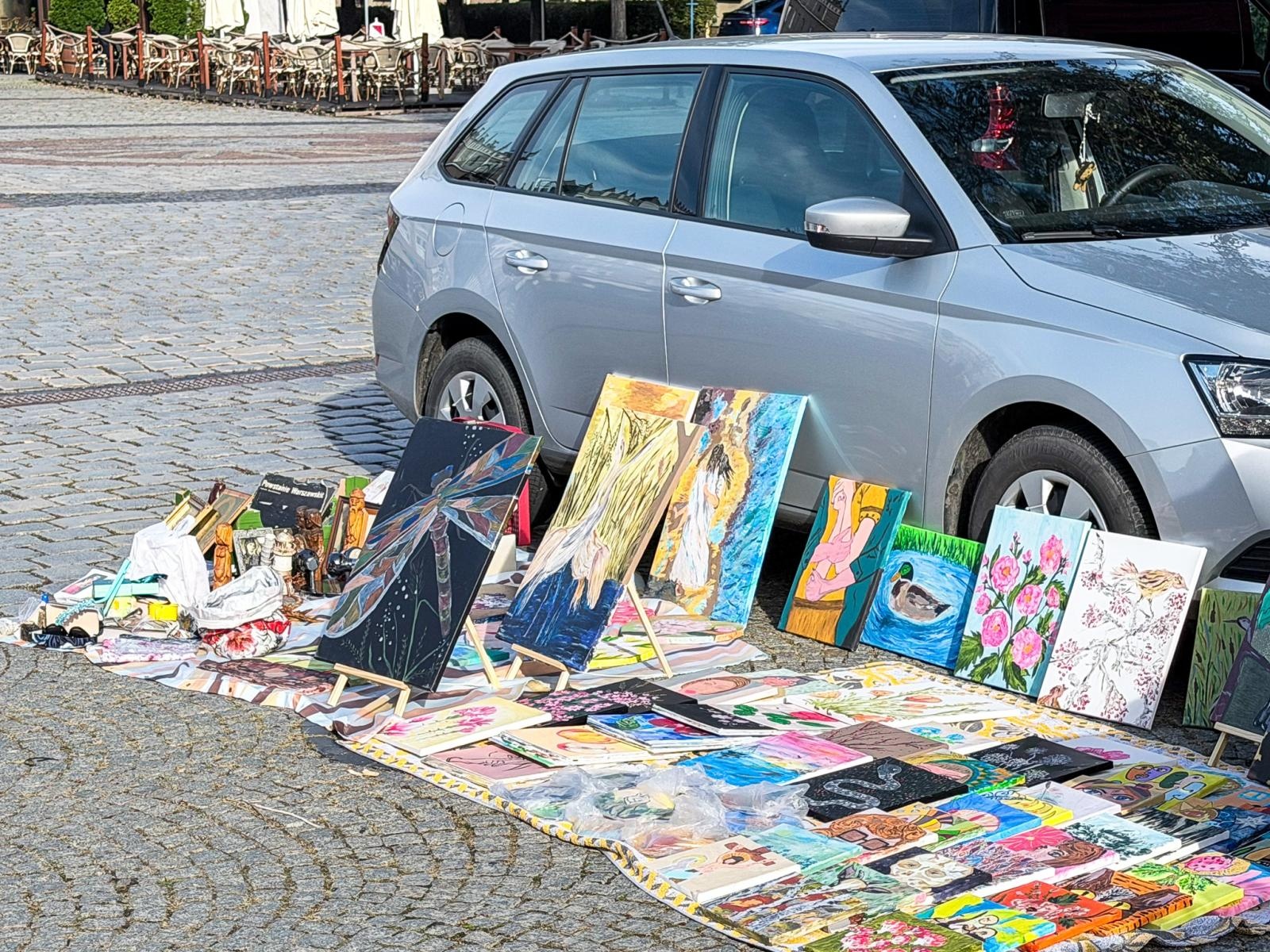 Zdjęcie w galerii na portalu naszraciborz.pl: Migawki z raciborskiego targu staroci. Pogoda dopisała, wystawcy nie bardzo wiadomości z regionu