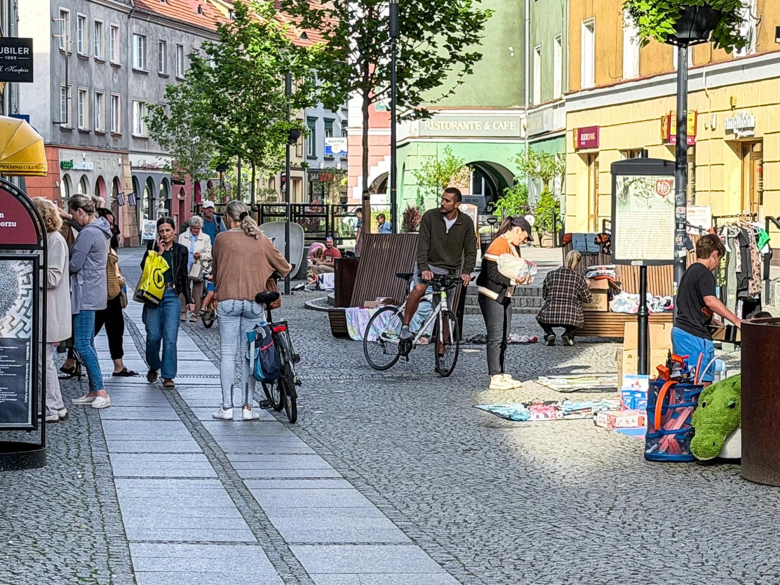 Zdjęcie w galerii na portalu naszraciborz.pl: Migawki z raciborskiego targu staroci. Pogoda dopisała, wystawcy nie bardzo wiadomości z regionu