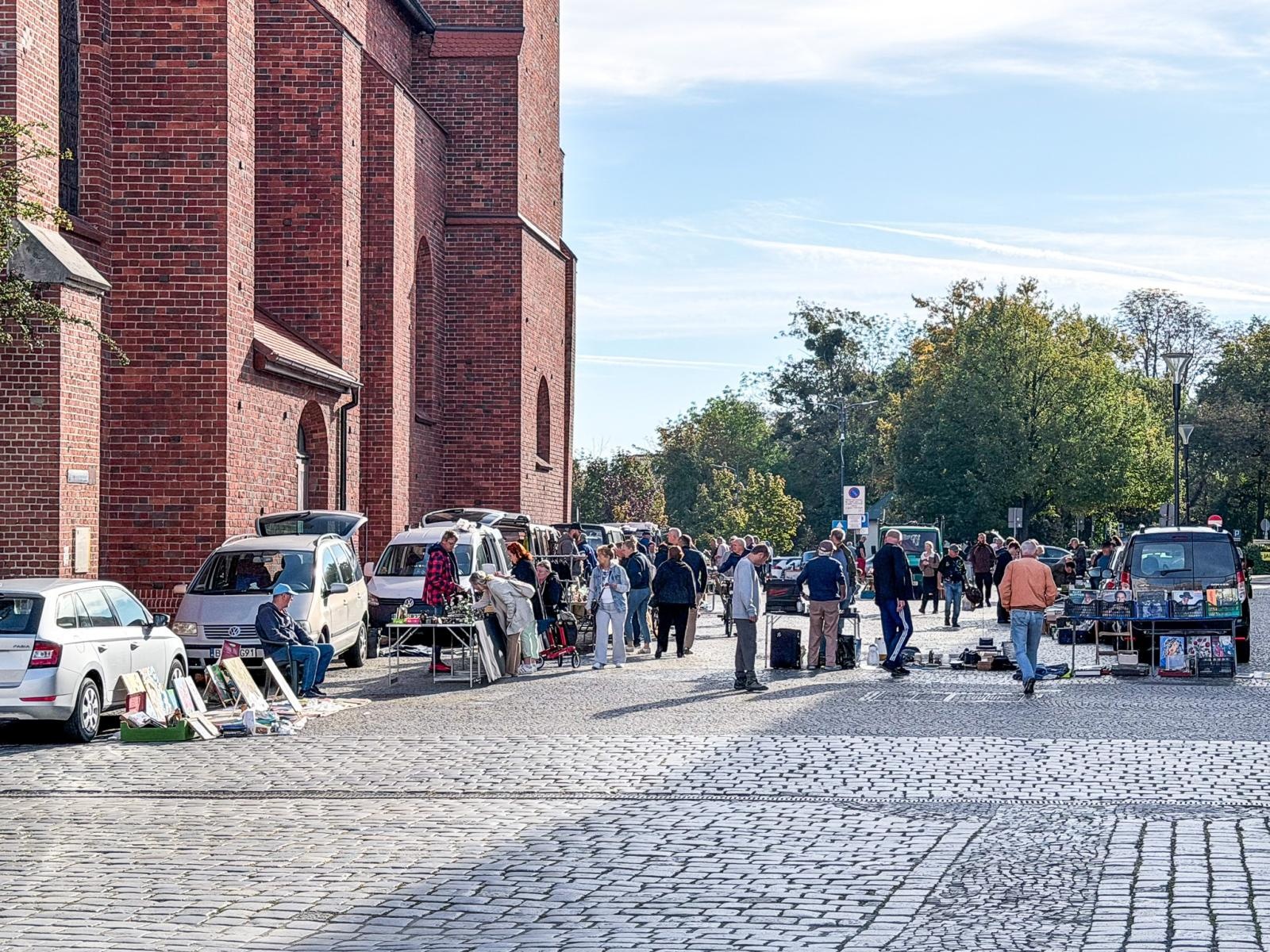 Zdjęcie w galerii na portalu naszraciborz.pl: Migawki z raciborskiego targu staroci. Pogoda dopisała, wystawcy nie bardzo wiadomości z regionu