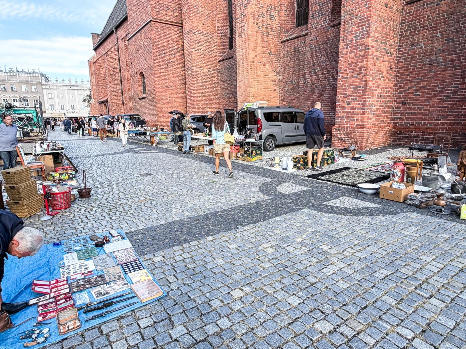 Zdjęcie w galerii na portalu naszraciborz.pl: Migawki z raciborskiego targu staroci. Pogoda dopisała, wystawcy nie bardzo wiadomości z regionu