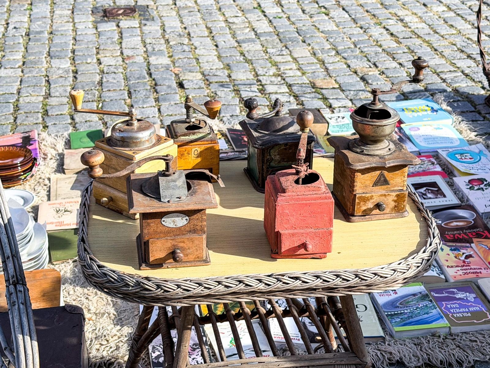 Zdjęcie w galerii na portalu naszraciborz.pl: Migawki z raciborskiego targu staroci. Pogoda dopisała, wystawcy nie bardzo wiadomości z regionu