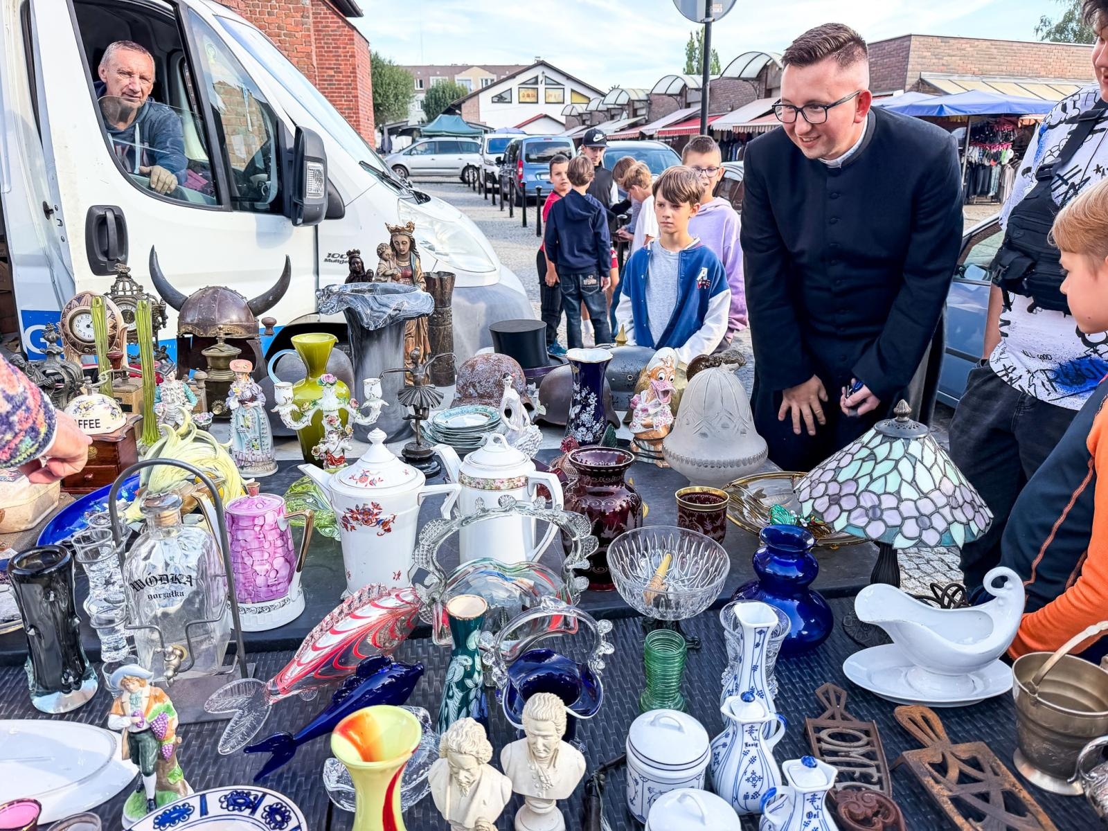 Zdjęcie w galerii na portalu naszraciborz.pl: Migawki z raciborskiego targu staroci. Pogoda dopisała, wystawcy nie bardzo wiadomości z regionu
