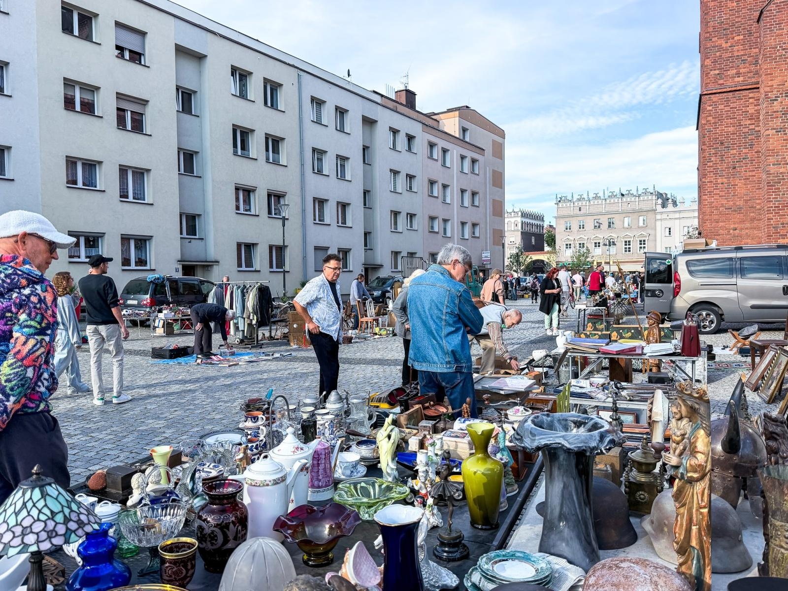 Zdjęcie w galerii na portalu naszraciborz.pl: Migawki z raciborskiego targu staroci. Pogoda dopisała, wystawcy nie bardzo wiadomości z regionu