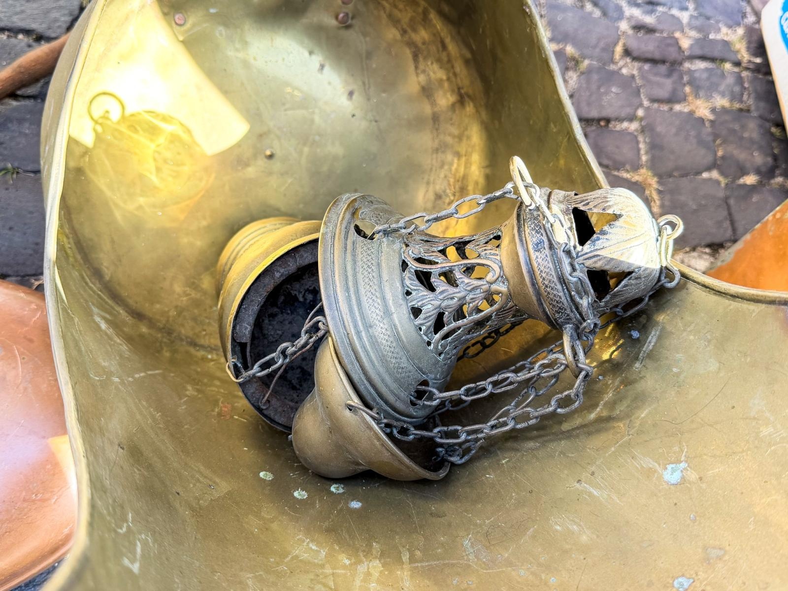 Zdjęcie w galerii na portalu naszraciborz.pl: Migawki z raciborskiego targu staroci. Pogoda dopisała, wystawcy nie bardzo wiadomości z regionu
