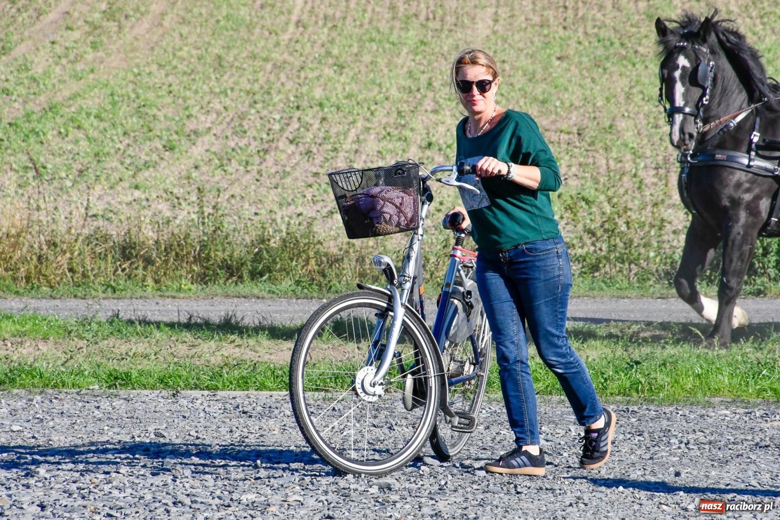 Zdjęcie w galerii na portalu naszraciborz.pl: Krowiarki z nową przestrzenią rekreacyjną. Powstał padok, plac dla psów i wiata wiadomości z regionu
