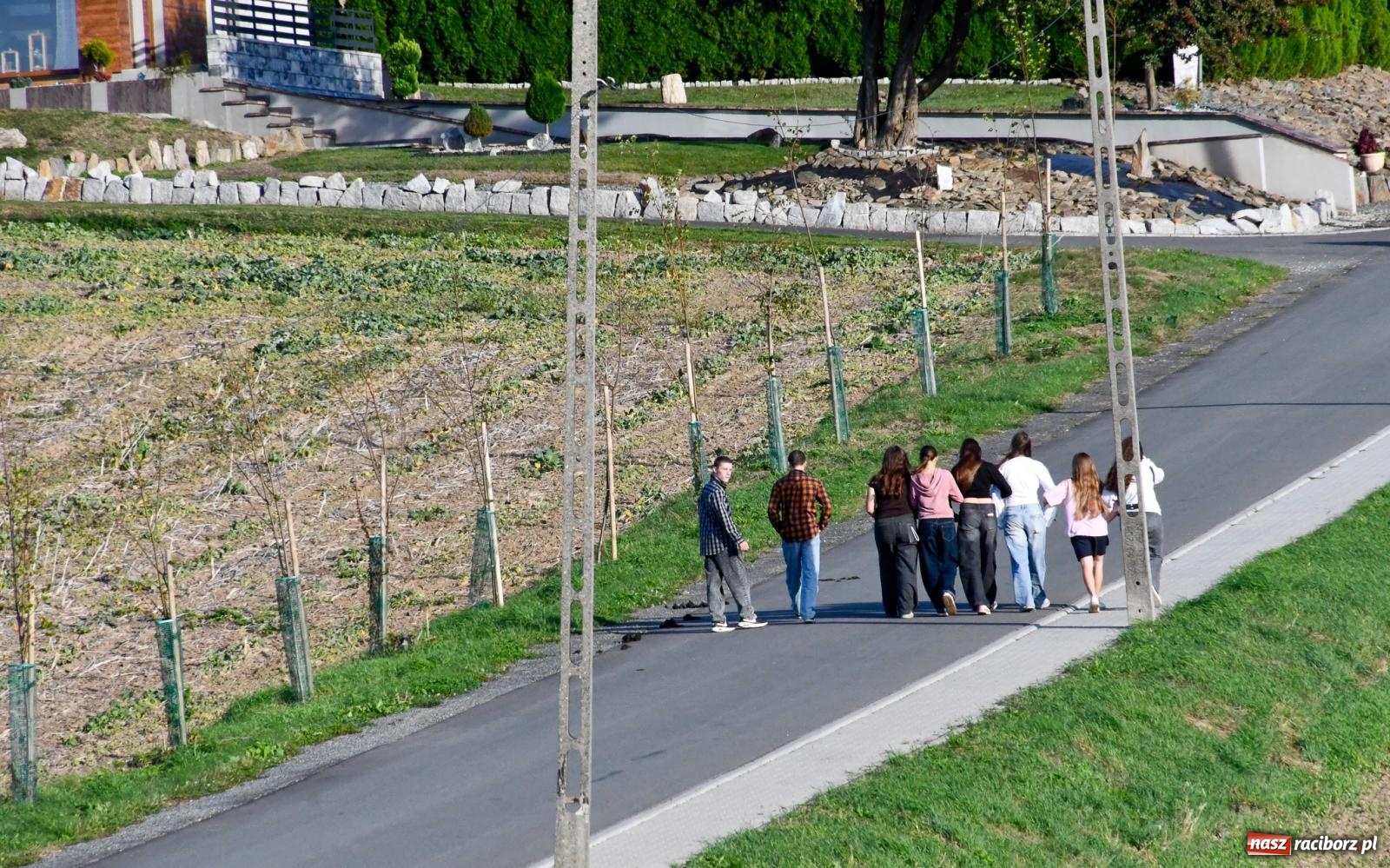 Zdjęcie w galerii na portalu naszraciborz.pl: Krowiarki z nową przestrzenią rekreacyjną. Powstał padok, plac dla psów i wiata wiadomości z regionu