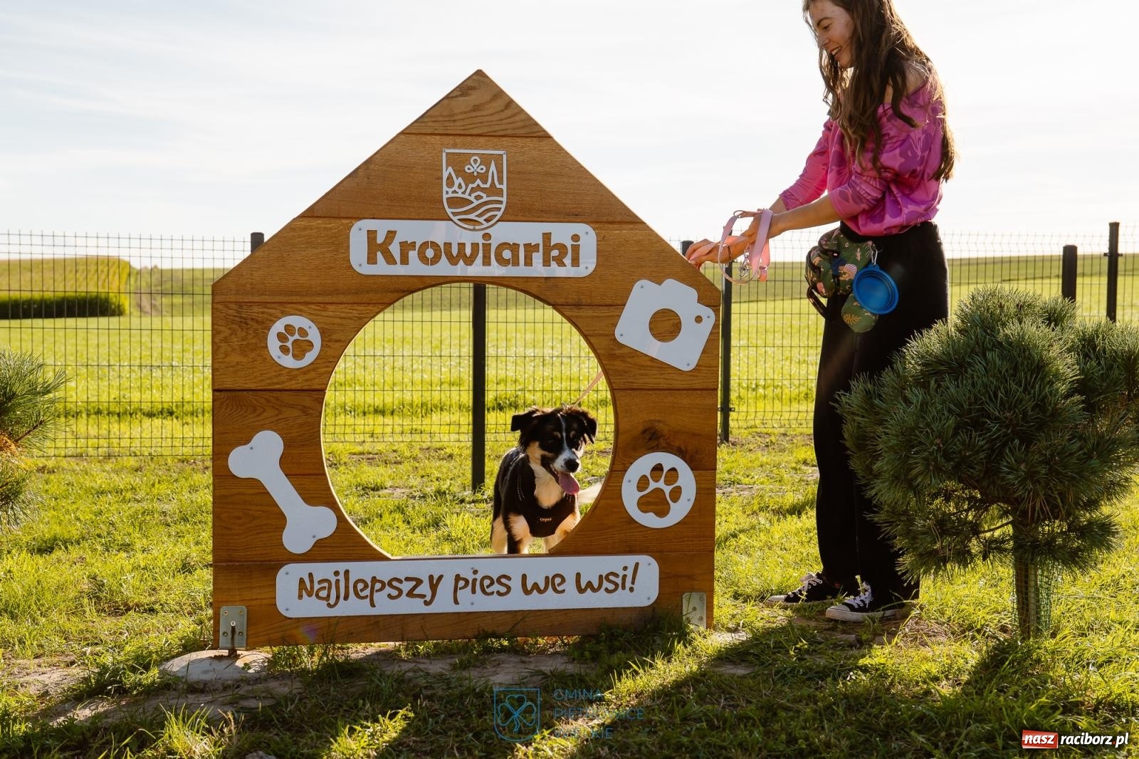 Zdjęcie w galerii na portalu naszraciborz.pl: Krowiarki z nową przestrzenią rekreacyjną. Powstał padok, plac dla psów i wiata wiadomości z regionu