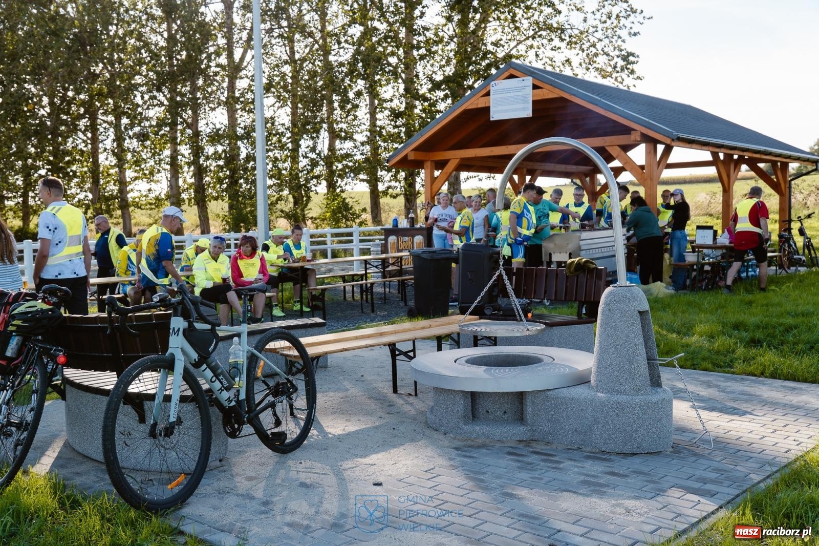 Zdjęcie w galerii na portalu naszraciborz.pl: Krowiarki z nową przestrzenią rekreacyjną. Powstał padok, plac dla psów i wiata wiadomości z regionu