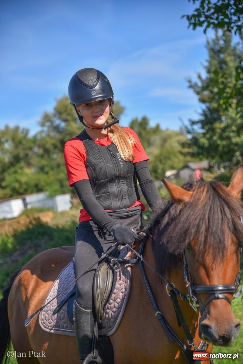 Zdjęcie w galerii na portalu naszraciborz.pl: Pogoń za lisem na Ostrogu. Tym razem kitę złapali Maria Szczyrba i Kacper Bizon wiadomości z regionu