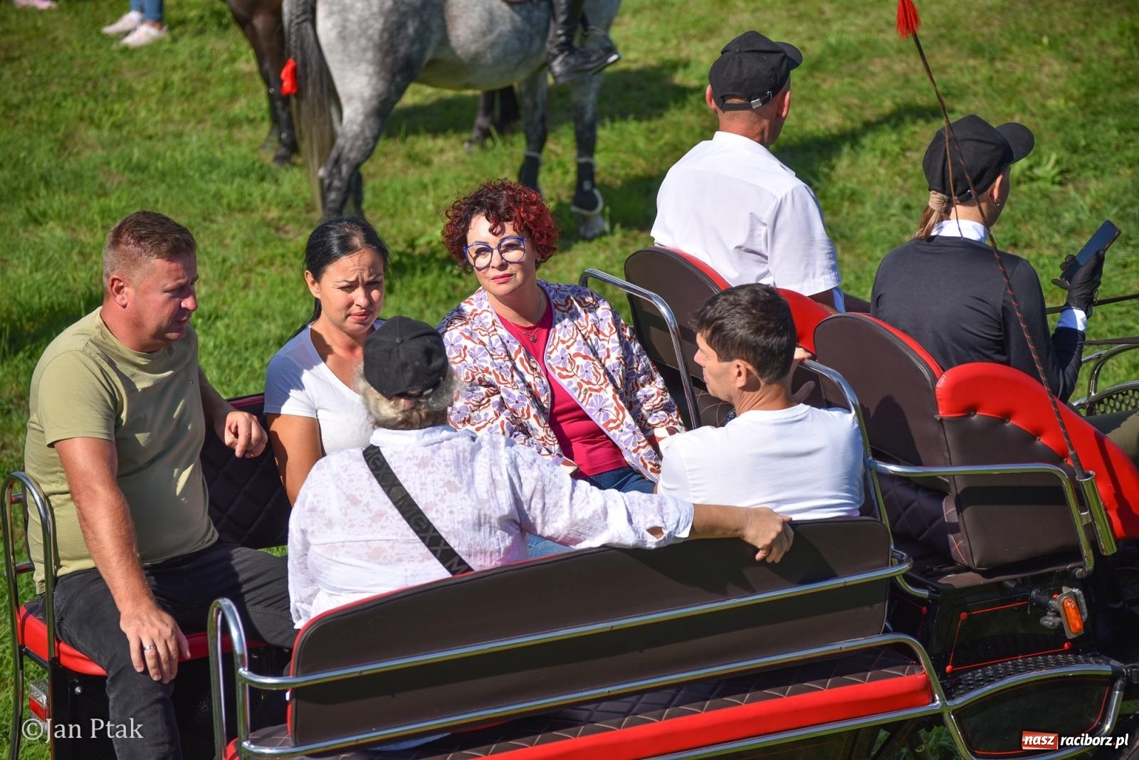 Zdjęcie w galerii na portalu naszraciborz.pl: Pogoń za lisem na Ostrogu. Tym razem kitę złapali Maria Szczyrba i Kacper Bizon wiadomości z regionu