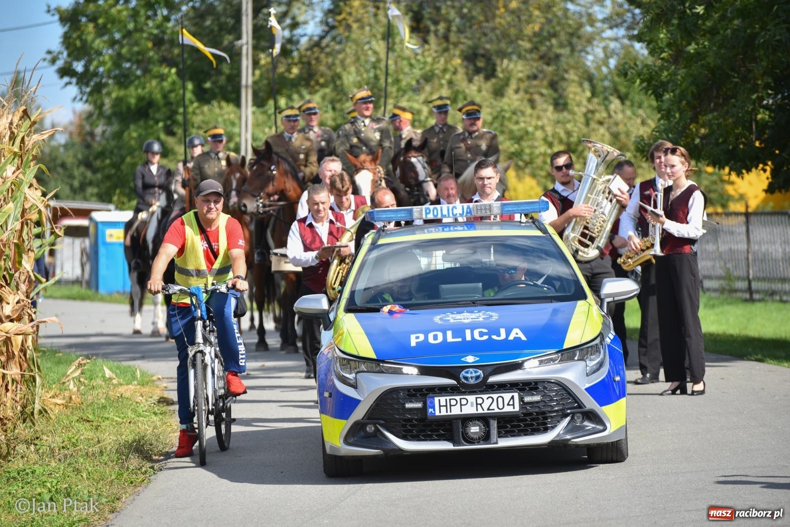 Zdjęcie w galerii na portalu naszraciborz.pl: Pogoń za lisem na Ostrogu. Tym razem kitę złapali Maria Szczyrba i Kacper Bizon wiadomości z regionu