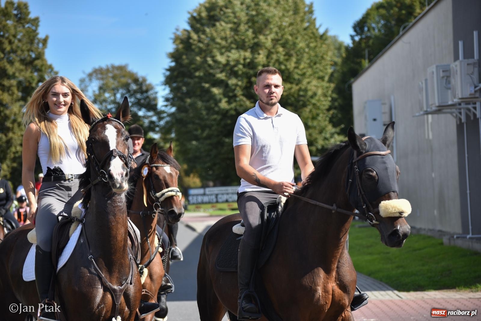 Zdjęcie w galerii na portalu naszraciborz.pl: Pogoń za lisem na Ostrogu. Tym razem kitę złapali Maria Szczyrba i Kacper Bizon wiadomości z regionu