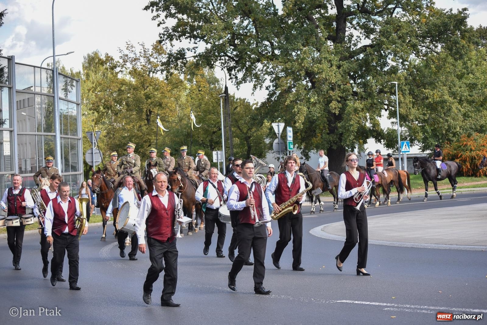 Zdjęcie w galerii na portalu naszraciborz.pl: Pogoń za lisem na Ostrogu. Tym razem kitę złapali Maria Szczyrba i Kacper Bizon wiadomości z regionu