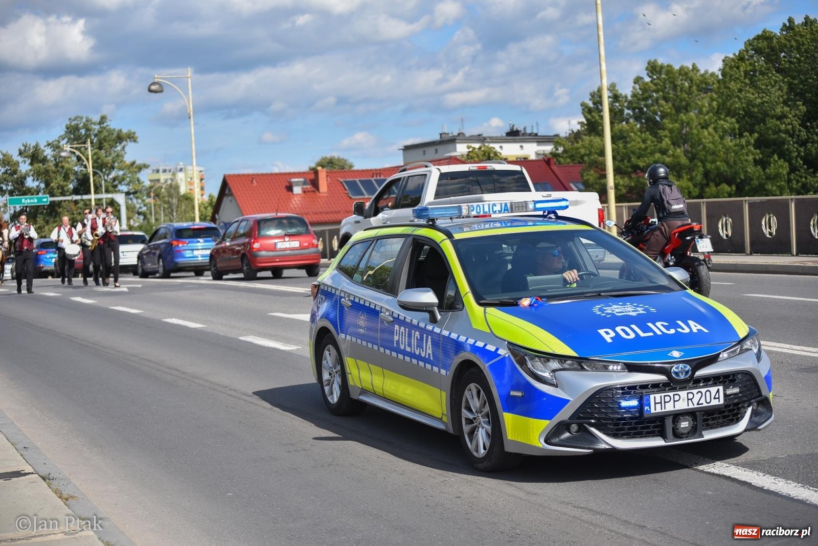 Zdjęcie w galerii na portalu naszraciborz.pl: Pogoń za lisem na Ostrogu. Tym razem kitę złapali Maria Szczyrba i Kacper Bizon wiadomości z regionu
