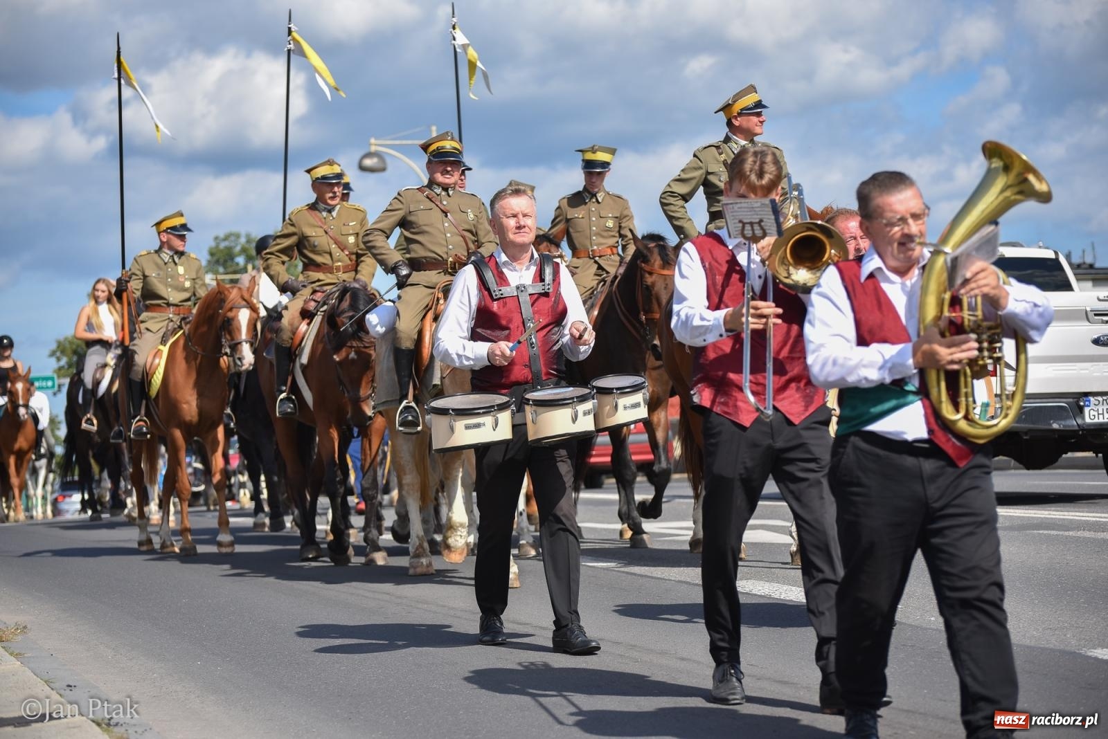 Zdjęcie w galerii na portalu naszraciborz.pl: Pogoń za lisem na Ostrogu. Tym razem kitę złapali Maria Szczyrba i Kacper Bizon wiadomości z regionu