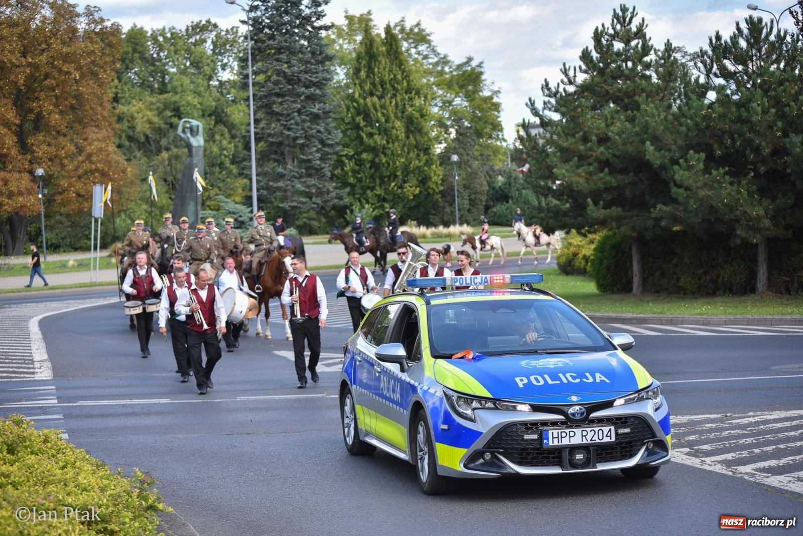 Zdjęcie w galerii na portalu naszraciborz.pl: Pogoń za lisem na Ostrogu. Tym razem kitę złapali Maria Szczyrba i Kacper Bizon wiadomości z regionu