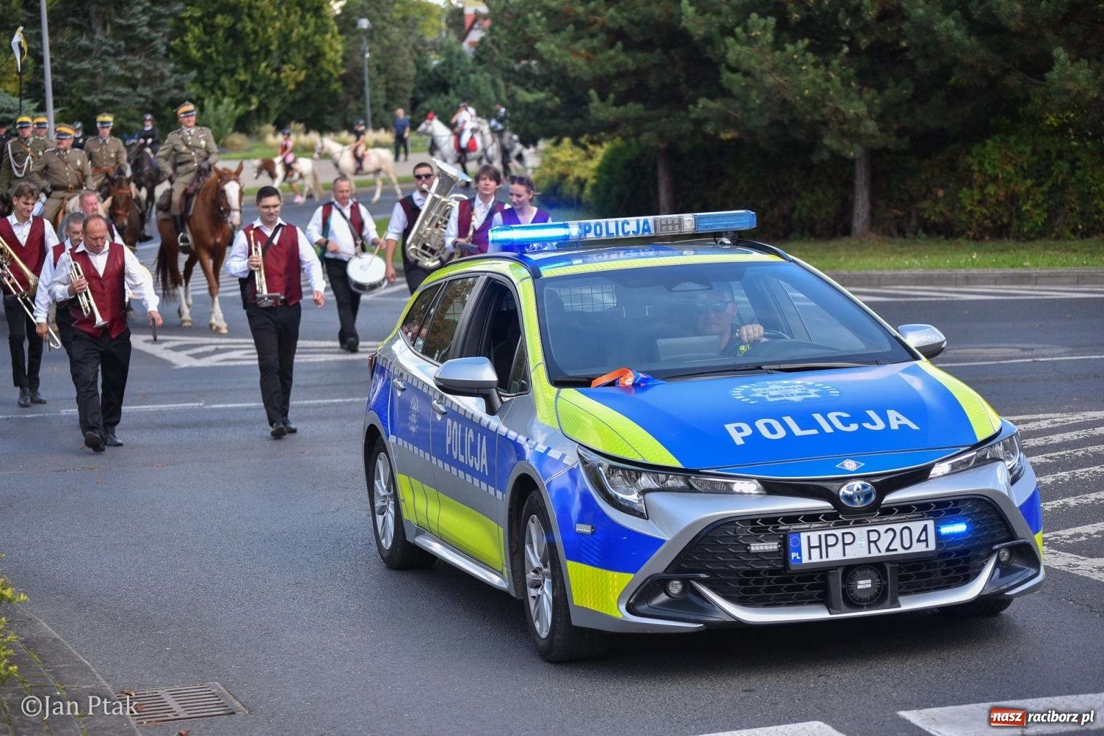 Zdjęcie w galerii na portalu naszraciborz.pl: Pogoń za lisem na Ostrogu. Tym razem kitę złapali Maria Szczyrba i Kacper Bizon wiadomości z regionu