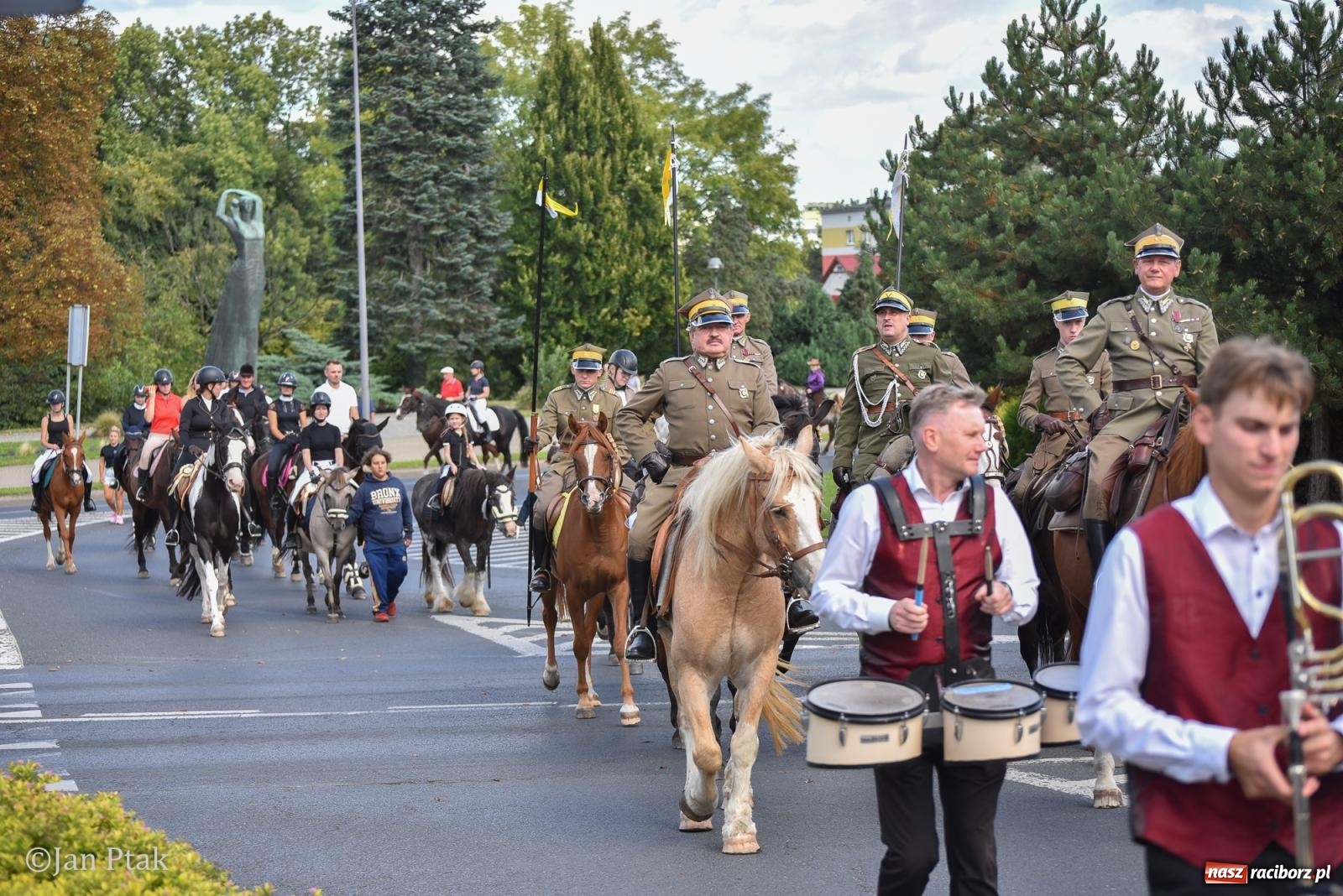 Zdjęcie w galerii na portalu naszraciborz.pl: Pogoń za lisem na Ostrogu. Tym razem kitę złapali Maria Szczyrba i Kacper Bizon wiadomości z regionu