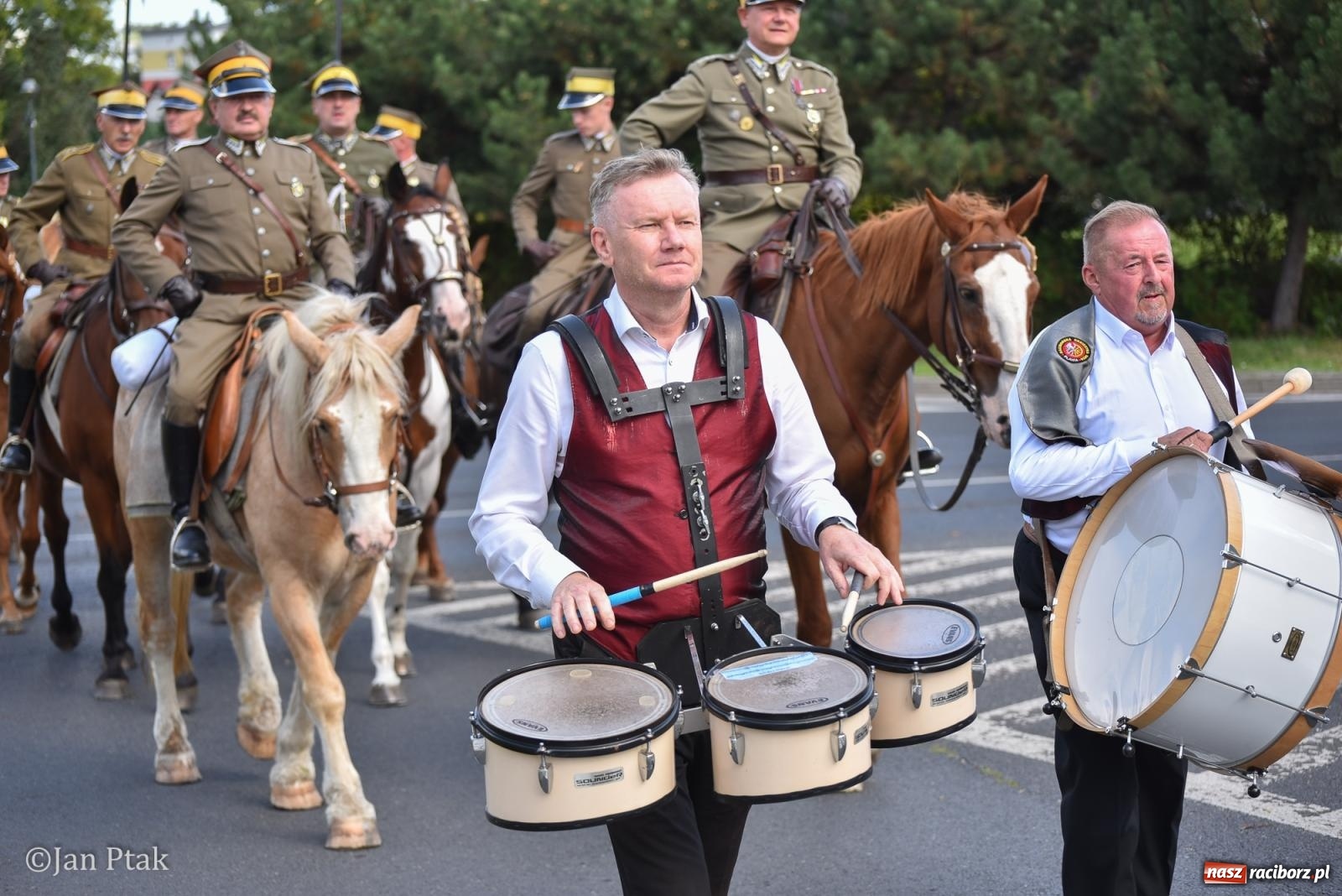 Zdjęcie w galerii na portalu naszraciborz.pl: Pogoń za lisem na Ostrogu. Tym razem kitę złapali Maria Szczyrba i Kacper Bizon wiadomości z regionu