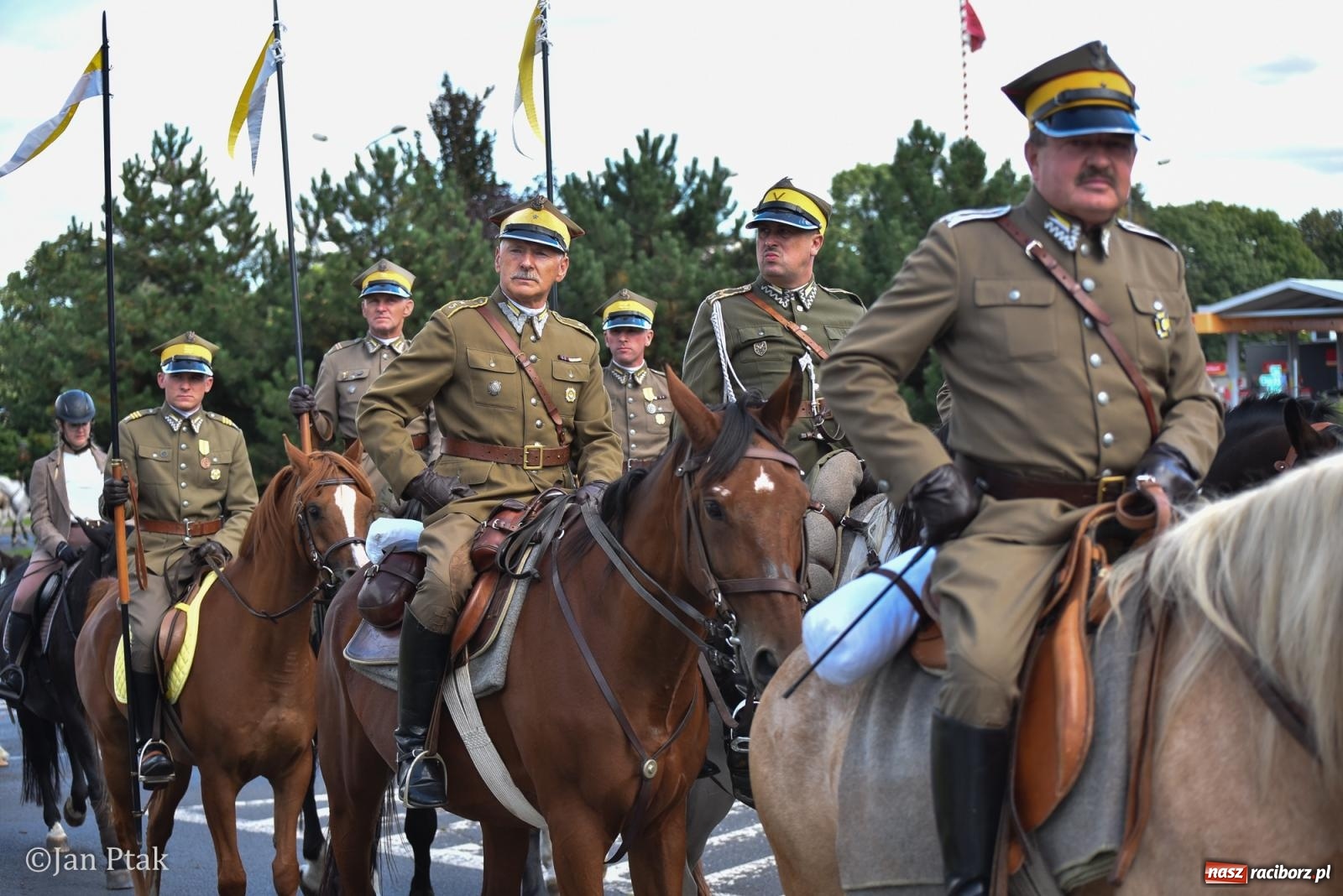 Zdjęcie w galerii na portalu naszraciborz.pl: Pogoń za lisem na Ostrogu. Tym razem kitę złapali Maria Szczyrba i Kacper Bizon wiadomości z regionu