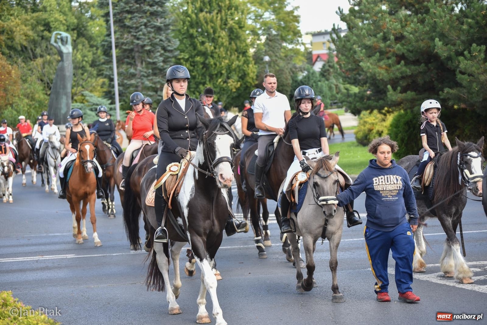Zdjęcie w galerii na portalu naszraciborz.pl: Pogoń za lisem na Ostrogu. Tym razem kitę złapali Maria Szczyrba i Kacper Bizon wiadomości z regionu