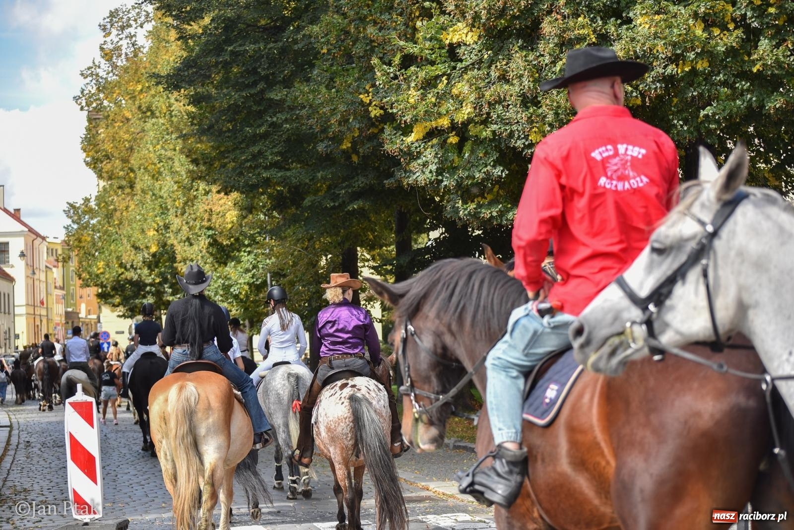 Zdjęcie w galerii na portalu naszraciborz.pl: Pogoń za lisem na Ostrogu. Tym razem kitę złapali Maria Szczyrba i Kacper Bizon wiadomości z regionu
