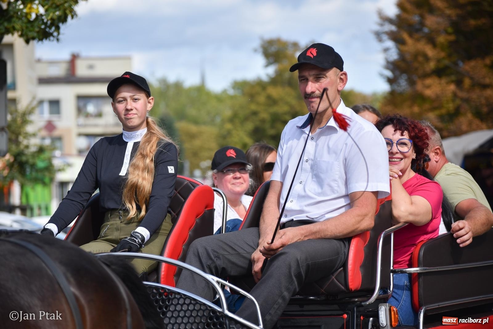 Zdjęcie w galerii na portalu naszraciborz.pl: Pogoń za lisem na Ostrogu. Tym razem kitę złapali Maria Szczyrba i Kacper Bizon wiadomości z regionu
