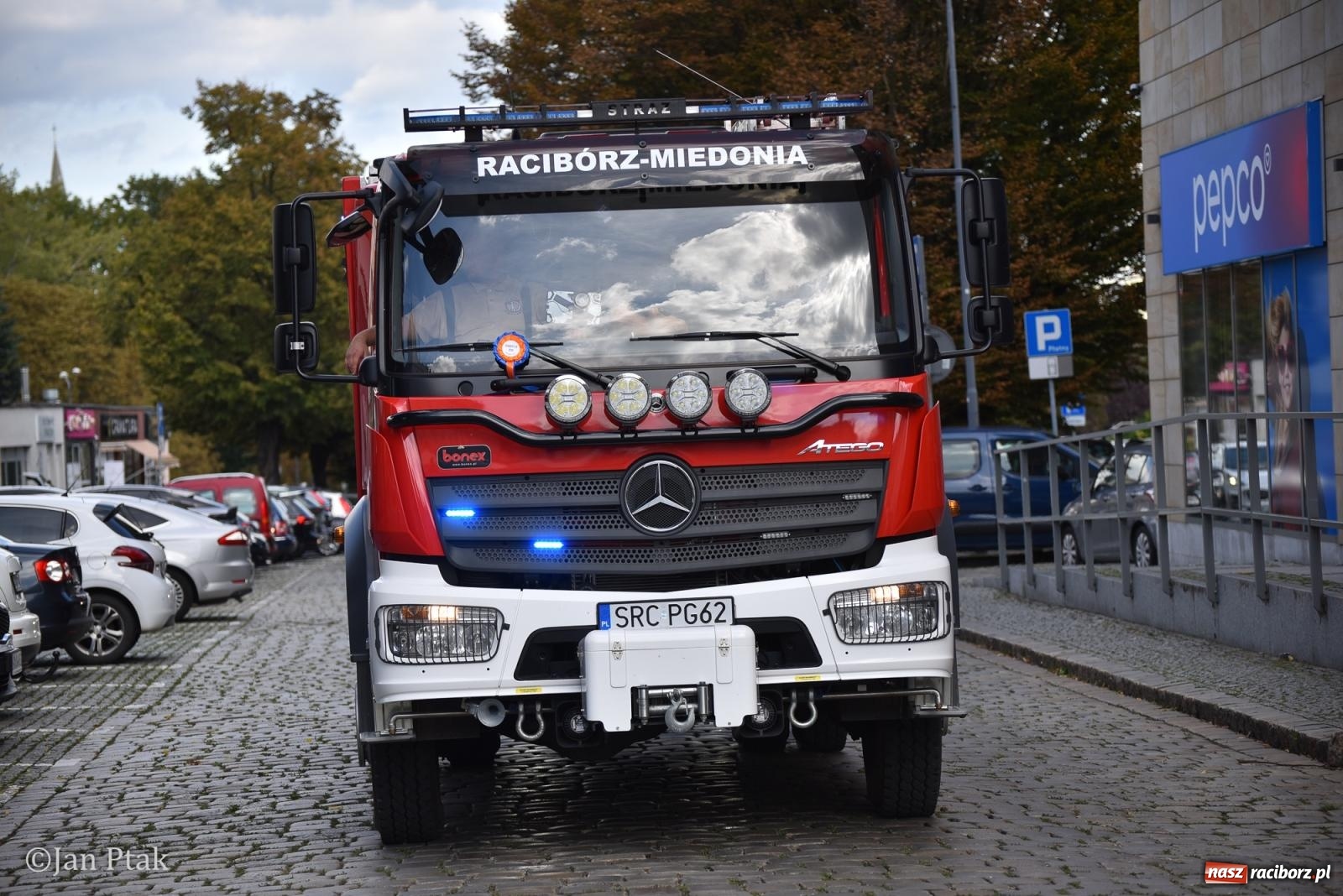 Zdjęcie w galerii na portalu naszraciborz.pl: Pogoń za lisem na Ostrogu. Tym razem kitę złapali Maria Szczyrba i Kacper Bizon wiadomości z regionu