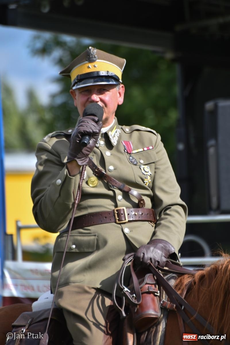 Zdjęcie w galerii na portalu naszraciborz.pl: Pogoń za lisem na Ostrogu. Tym razem kitę złapali Maria Szczyrba i Kacper Bizon wiadomości z regionu