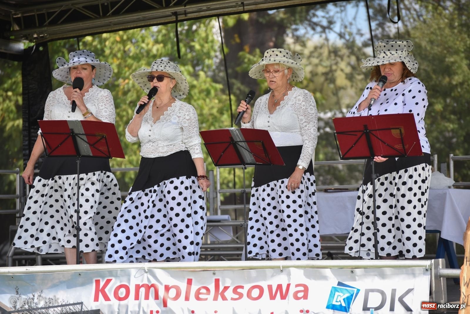 Zdjęcie w galerii na portalu naszraciborz.pl: Pogoń za lisem na Ostrogu. Tym razem kitę złapali Maria Szczyrba i Kacper Bizon wiadomości z regionu