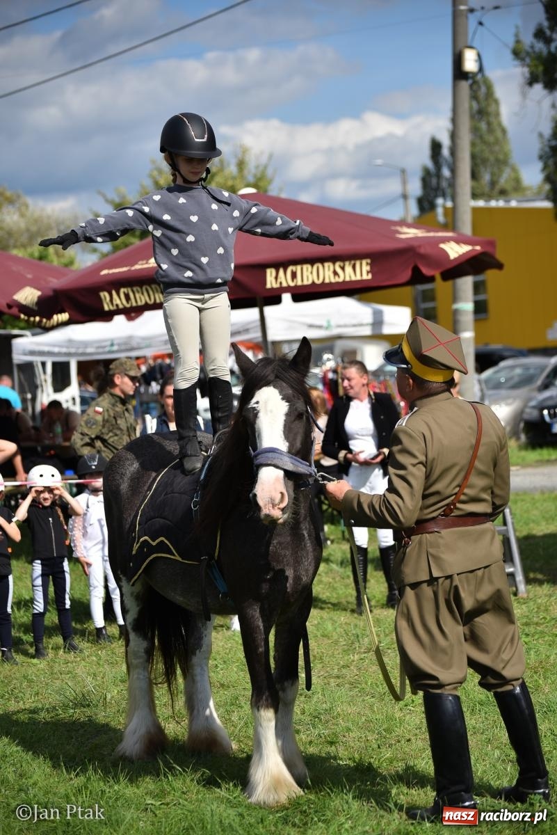 Zdjęcie w galerii na portalu naszraciborz.pl: Pogoń za lisem na Ostrogu. Tym razem kitę złapali Maria Szczyrba i Kacper Bizon wiadomości z regionu