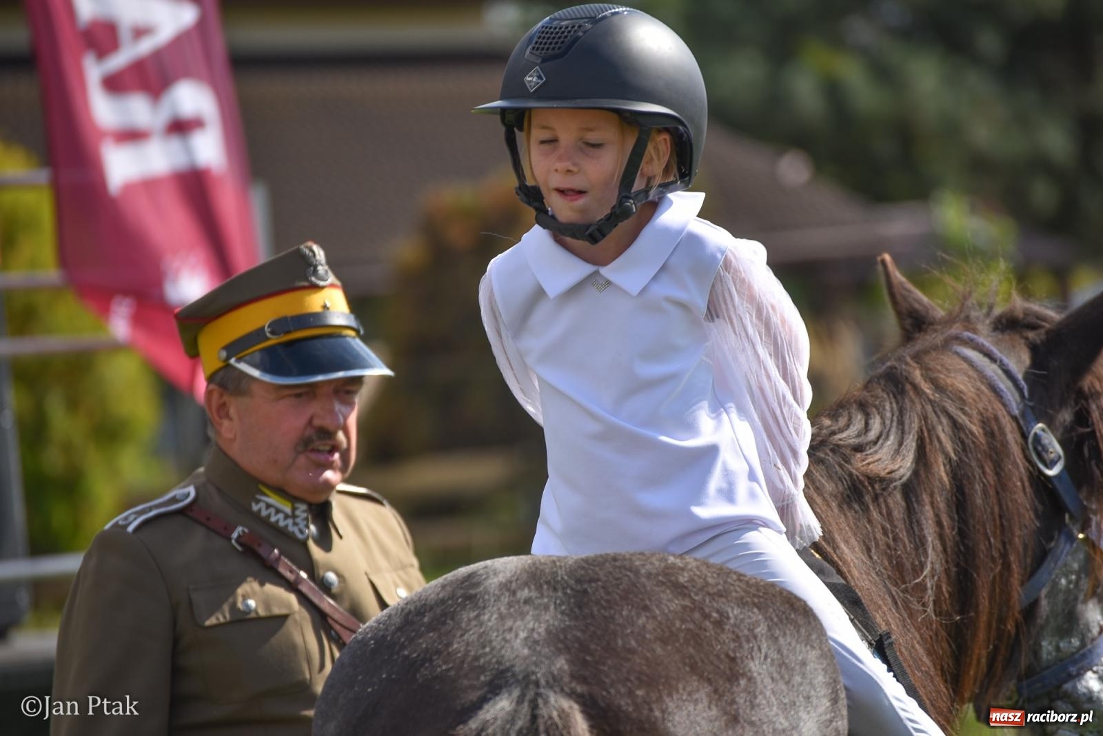 Zdjęcie w galerii na portalu naszraciborz.pl: Pogoń za lisem na Ostrogu. Tym razem kitę złapali Maria Szczyrba i Kacper Bizon wiadomości z regionu