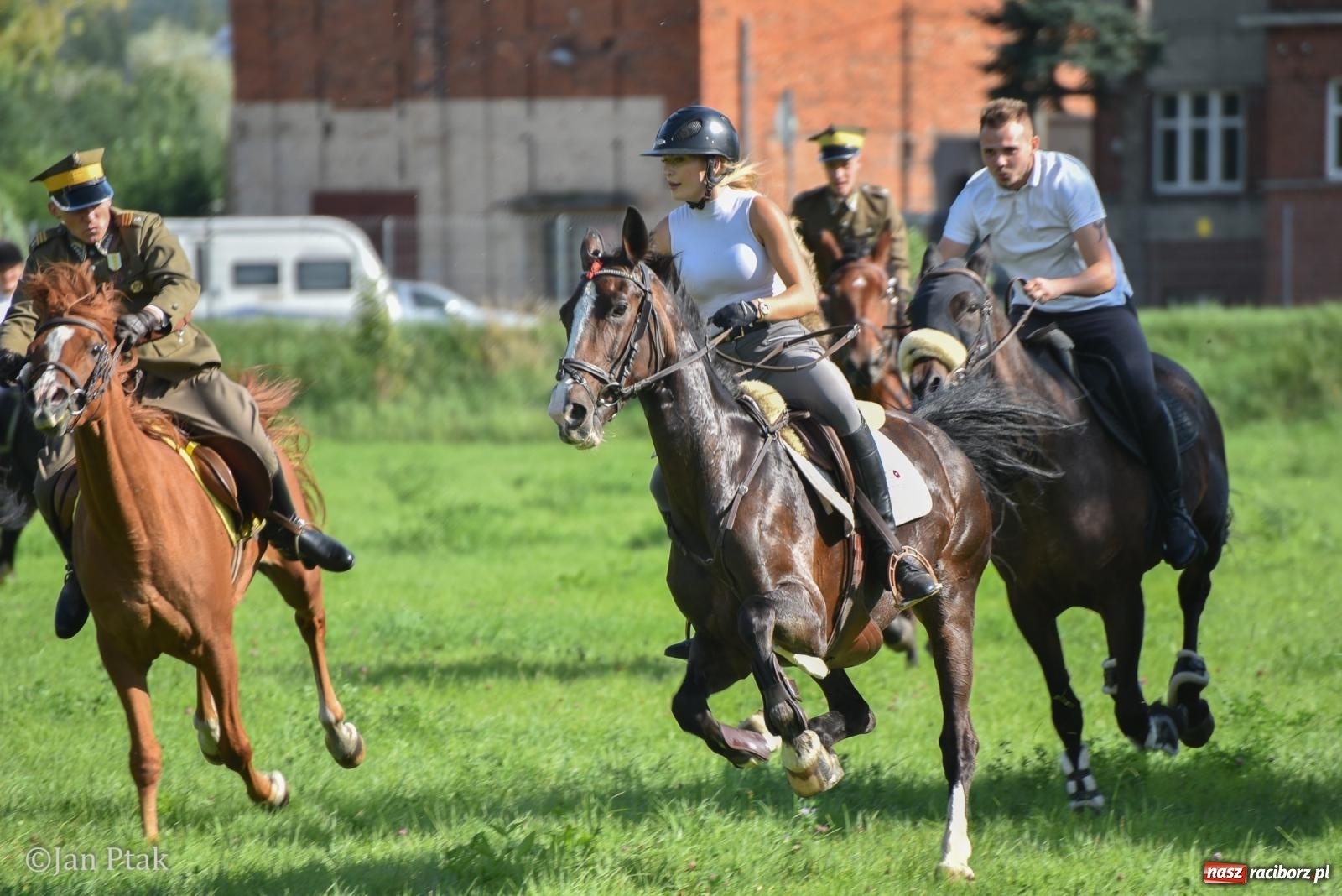 Zdjęcie w galerii na portalu naszraciborz.pl: Pogoń za lisem na Ostrogu. Tym razem kitę złapali Maria Szczyrba i Kacper Bizon wiadomości z regionu