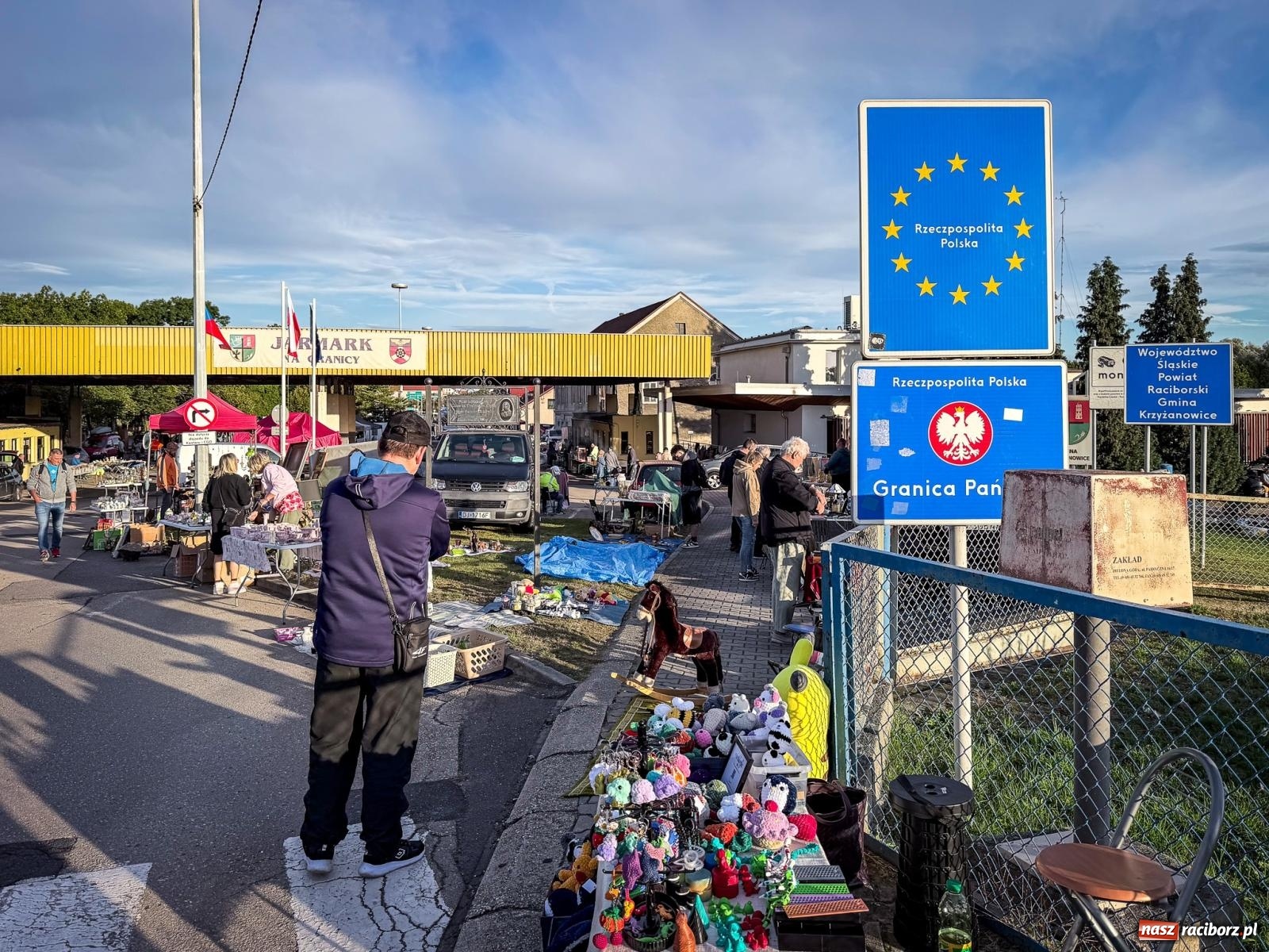 Zdjęcie w galerii na portalu naszraciborz.pl: Jarmark na granicy w Chałupkach. Sprzedawcy zjechali z całego regionu [FOTO i WIDEO] wiadomości z regionu