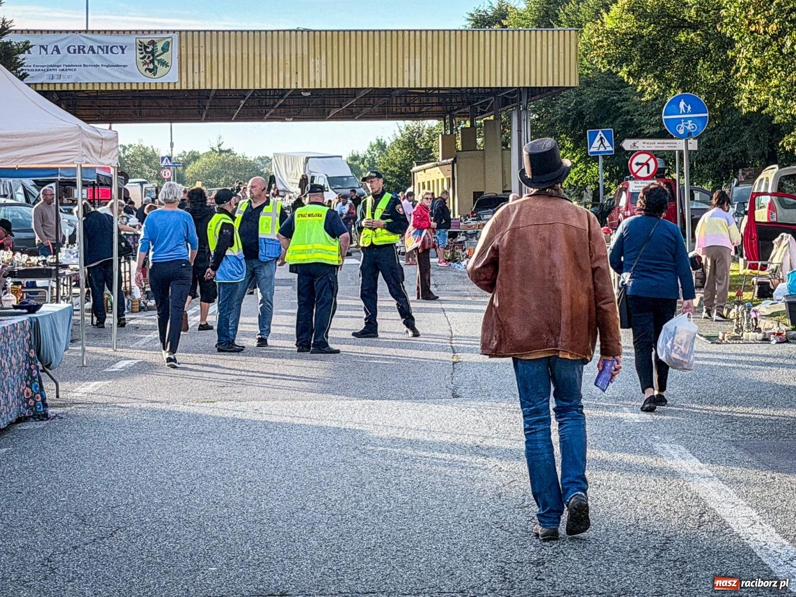 Zdjęcie w galerii na portalu naszraciborz.pl: Jarmark na granicy w Chałupkach. Sprzedawcy zjechali z całego regionu [FOTO i WIDEO] wiadomości z regionu