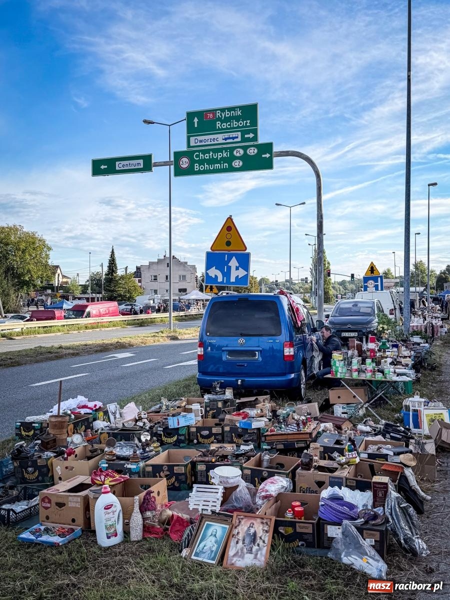 Zdjęcie w galerii na portalu naszraciborz.pl: Jarmark na granicy w Chałupkach. Sprzedawcy zjechali z całego regionu [FOTO i WIDEO] wiadomości z regionu