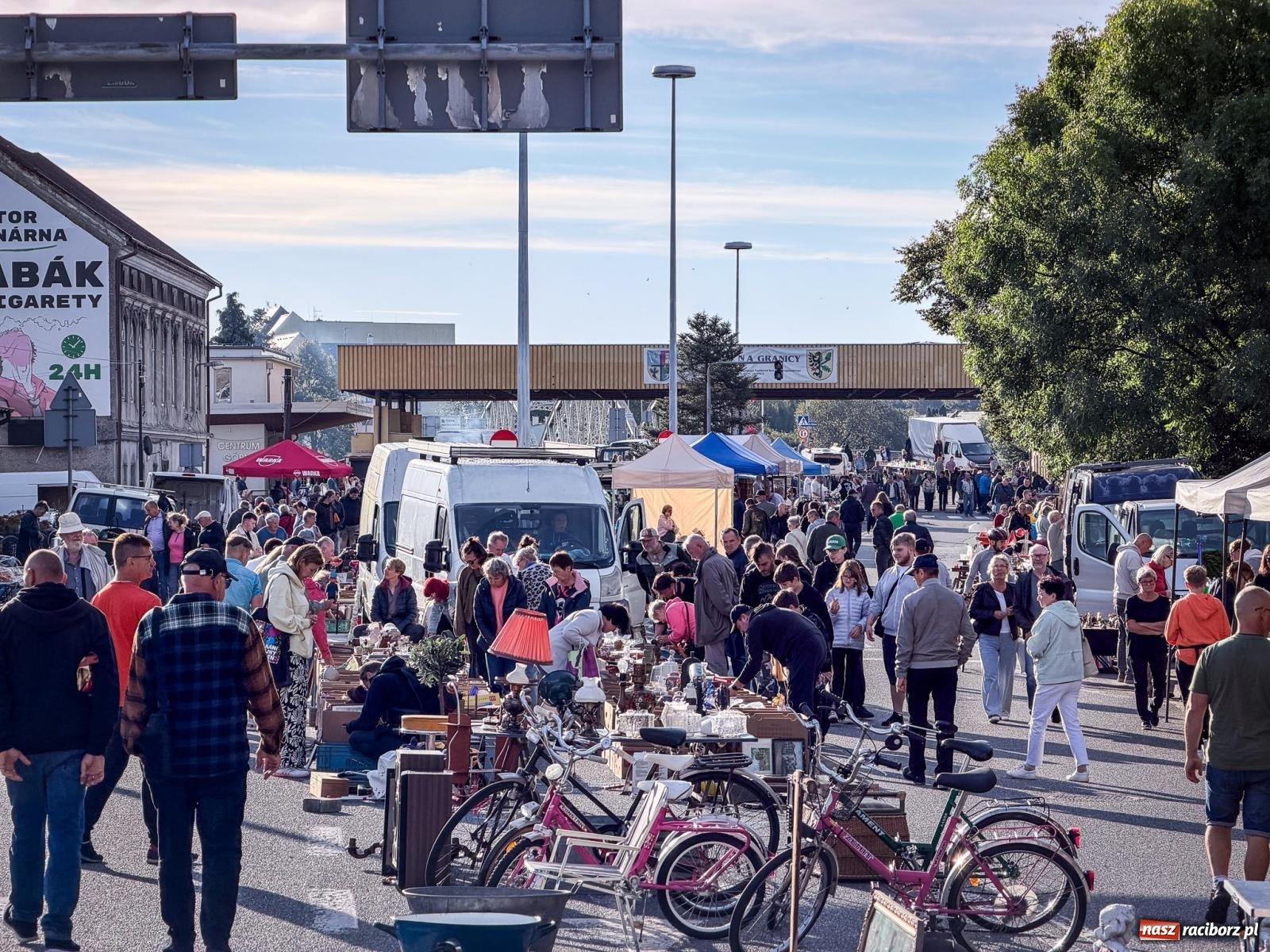 Zdjęcie w galerii na portalu naszraciborz.pl: Jarmark na granicy w Chałupkach. Sprzedawcy zjechali z całego regionu [FOTO i WIDEO] wiadomości z regionu