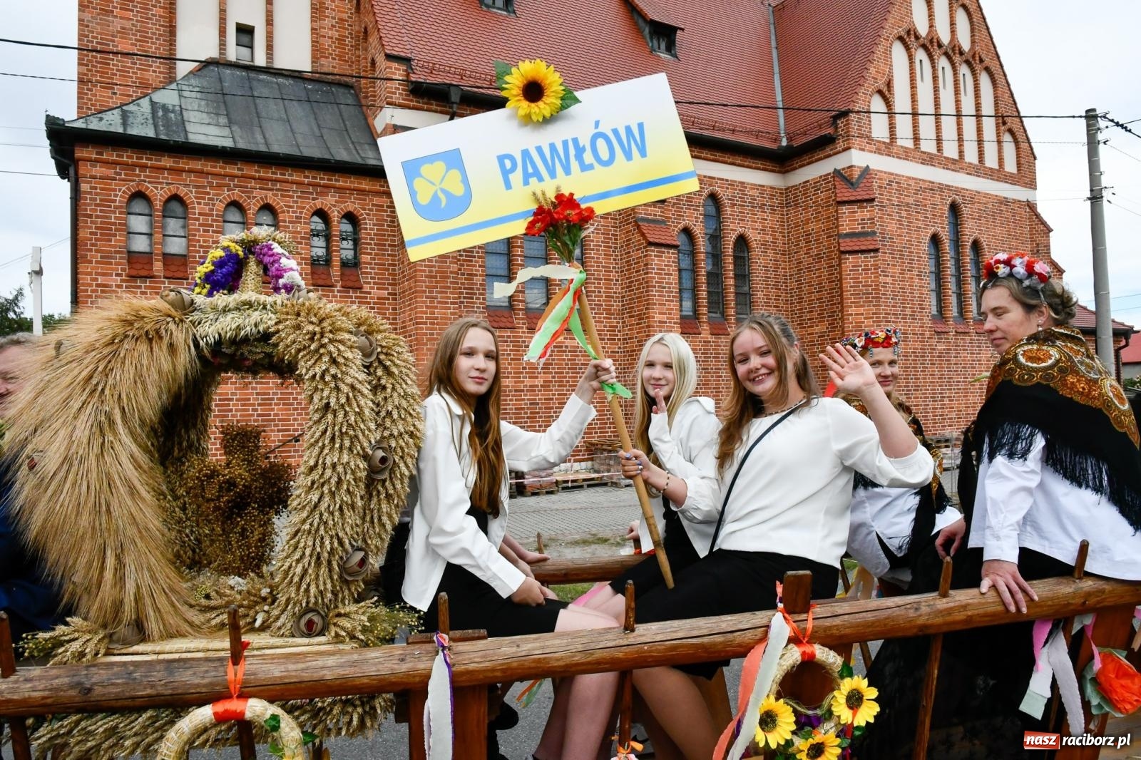 Zdjęcie w galerii na portalu naszraciborz.pl: Korowód w Pawłowie zamknął sezon dożynkowy [FOTO i WIDEO] wiadomości z regionu