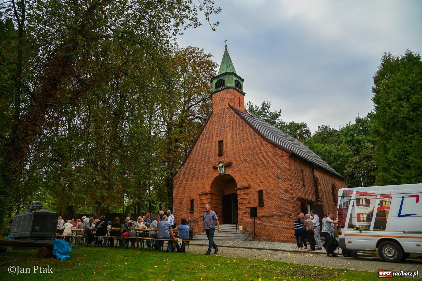 Zdjęcie w galerii na portalu naszraciborz.pl: Jazz na cmentarzu. Parafia ewangelicko-augsburska zaprosiła Raciborza na koncert na wzgórzu wiadomości z regionu