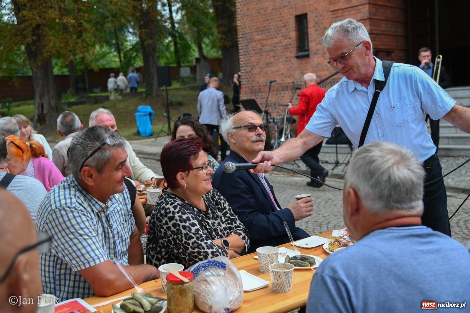 Zdjęcie w galerii na portalu naszraciborz.pl: Jazz na cmentarzu. Parafia ewangelicko-augsburska zaprosiła Raciborza na koncert na wzgórzu wiadomości z regionu
