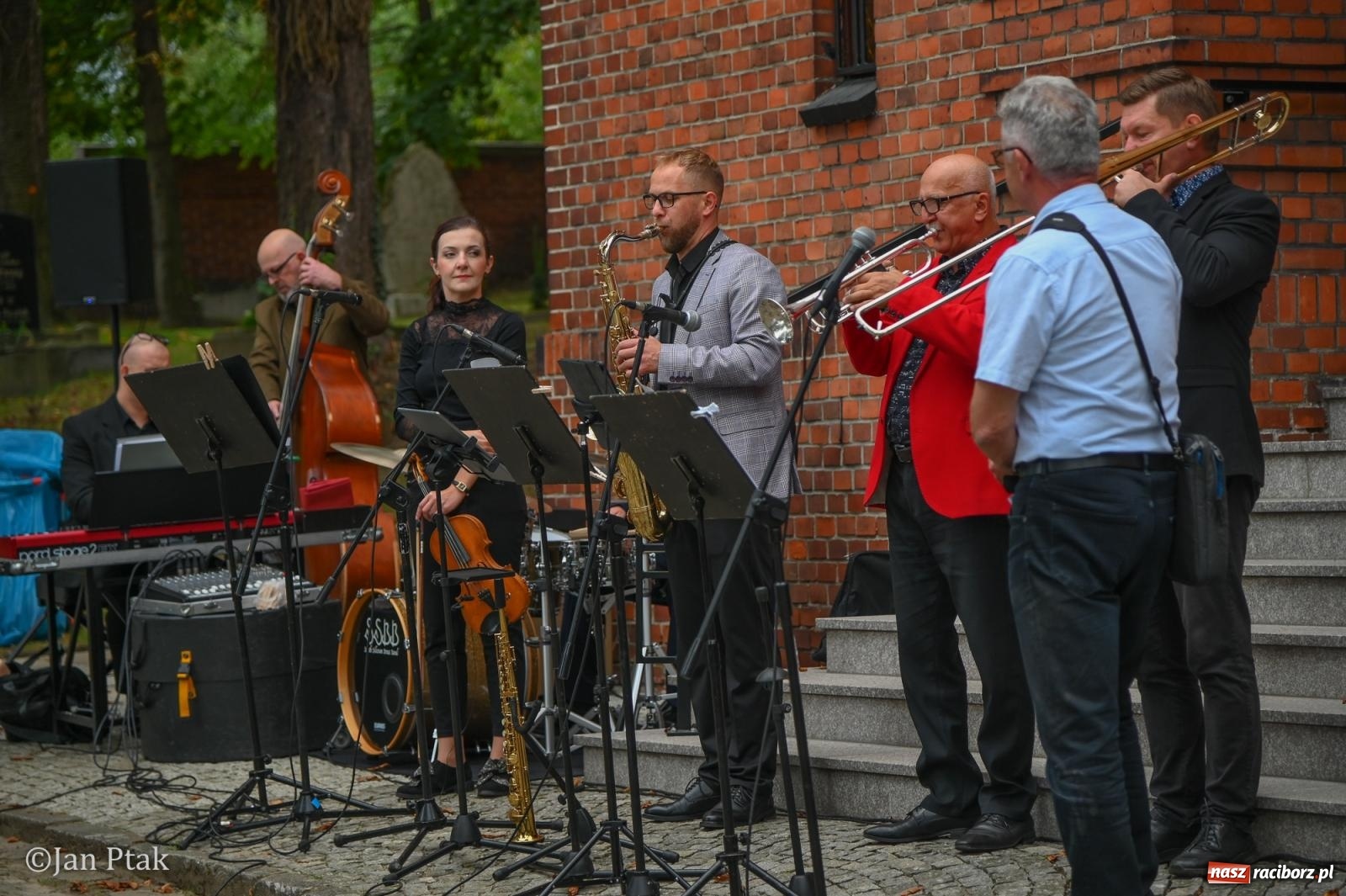Zdjęcie w galerii na portalu naszraciborz.pl: Jazz na cmentarzu. Parafia ewangelicko-augsburska zaprosiła Raciborza na koncert na wzgórzu wiadomości z regionu